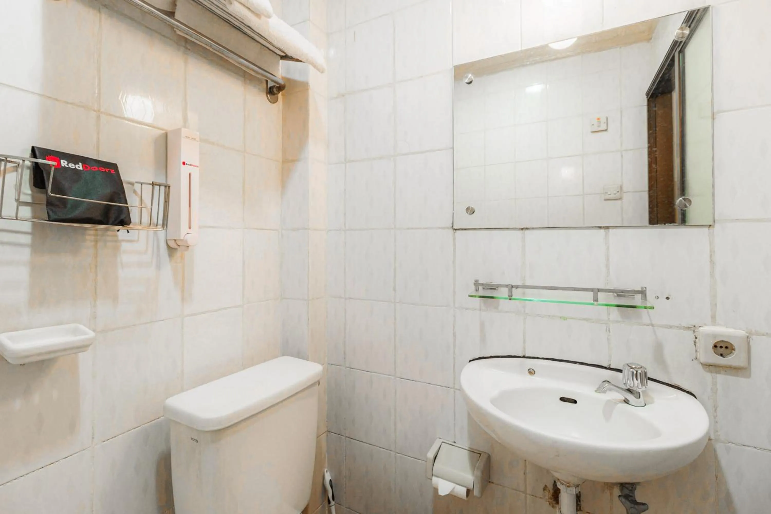 Bathroom in RedDoorz @ Jalan Jaksa