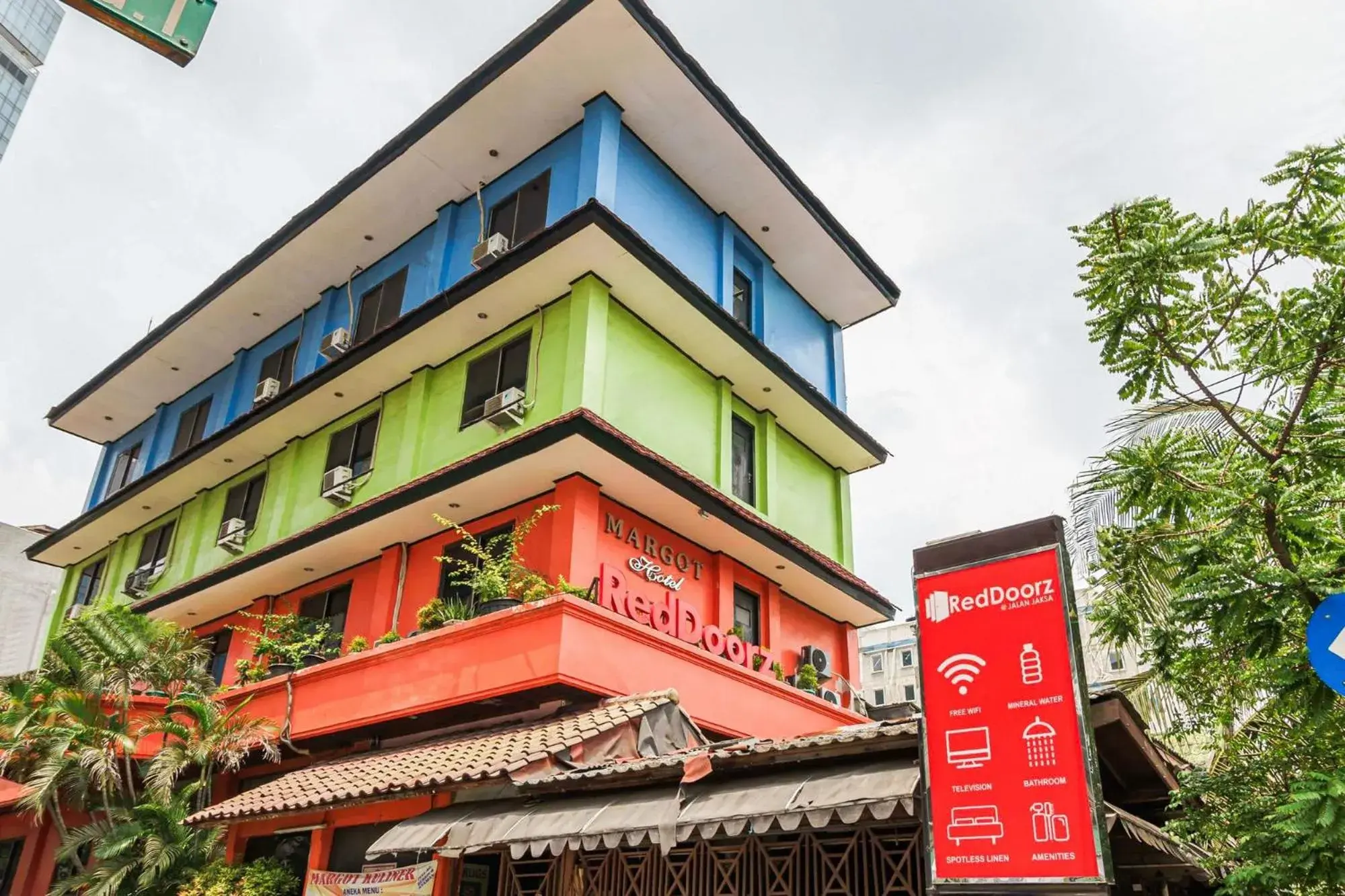 Facade/entrance in RedDoorz @ Jalan Jaksa Facade/entrance in RedDoorz @ Jalan Jaksa