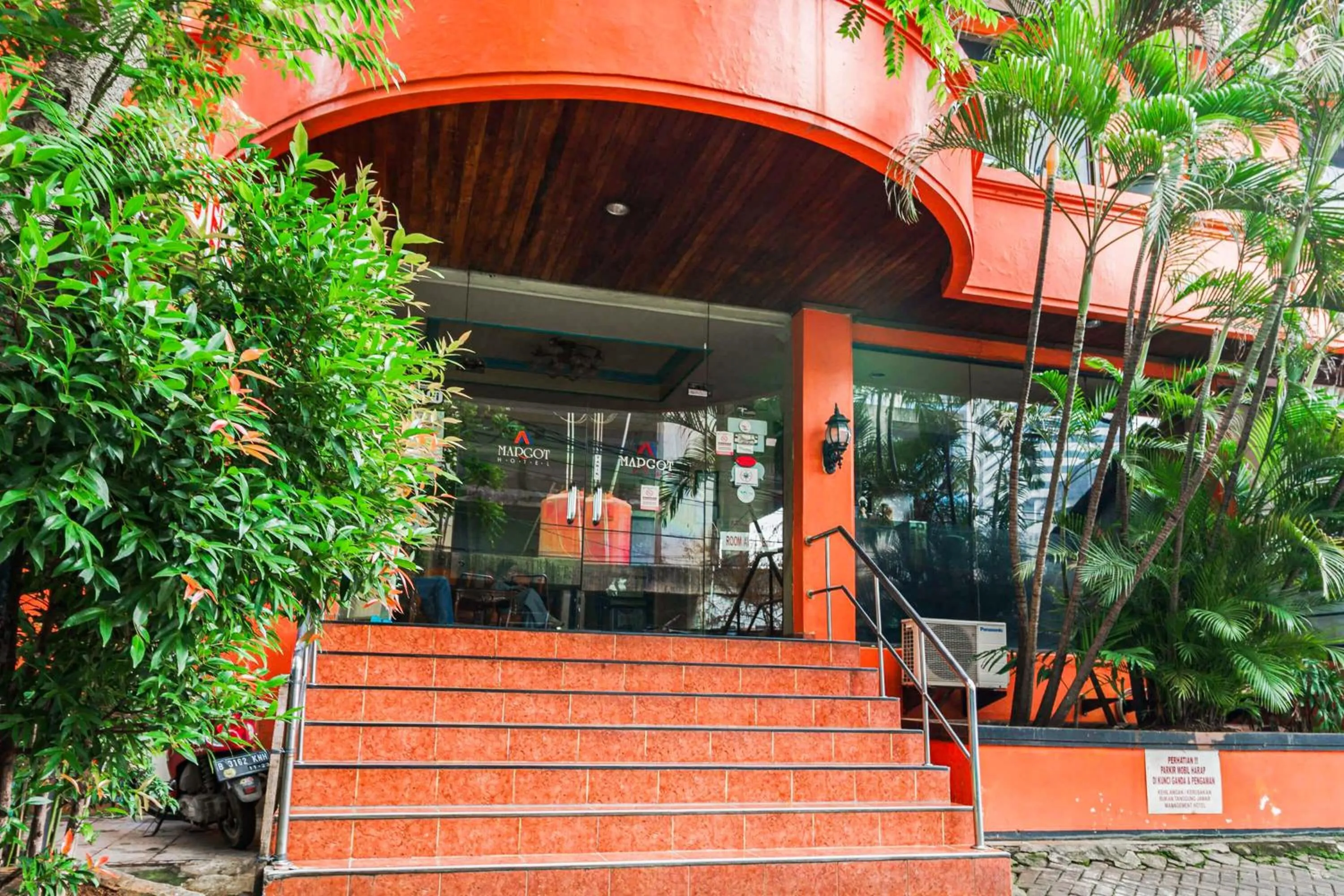 Facade/entrance in RedDoorz @ Jalan Jaksa