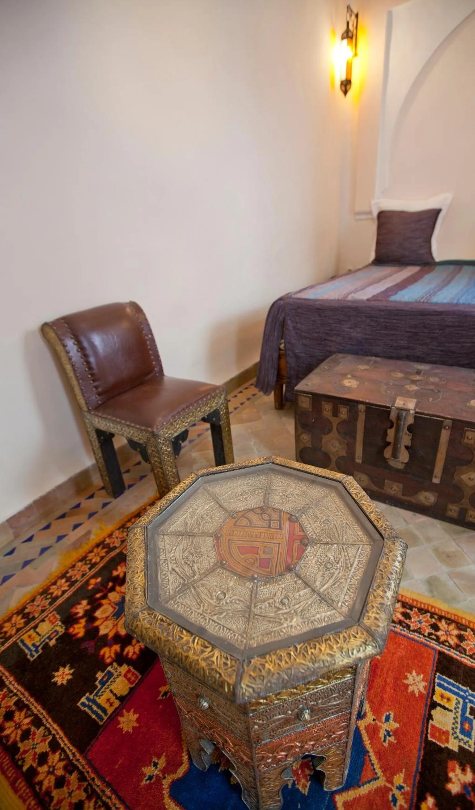 Living room, Bed in Riad Arbre Bleu