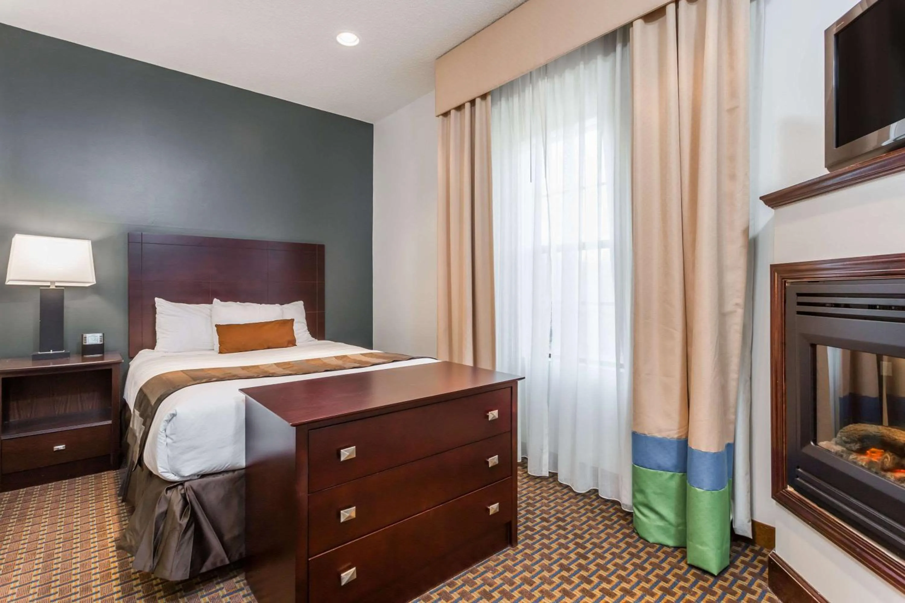 On site, Bed in Wingate by Wyndham High Point Greensboro Airport South