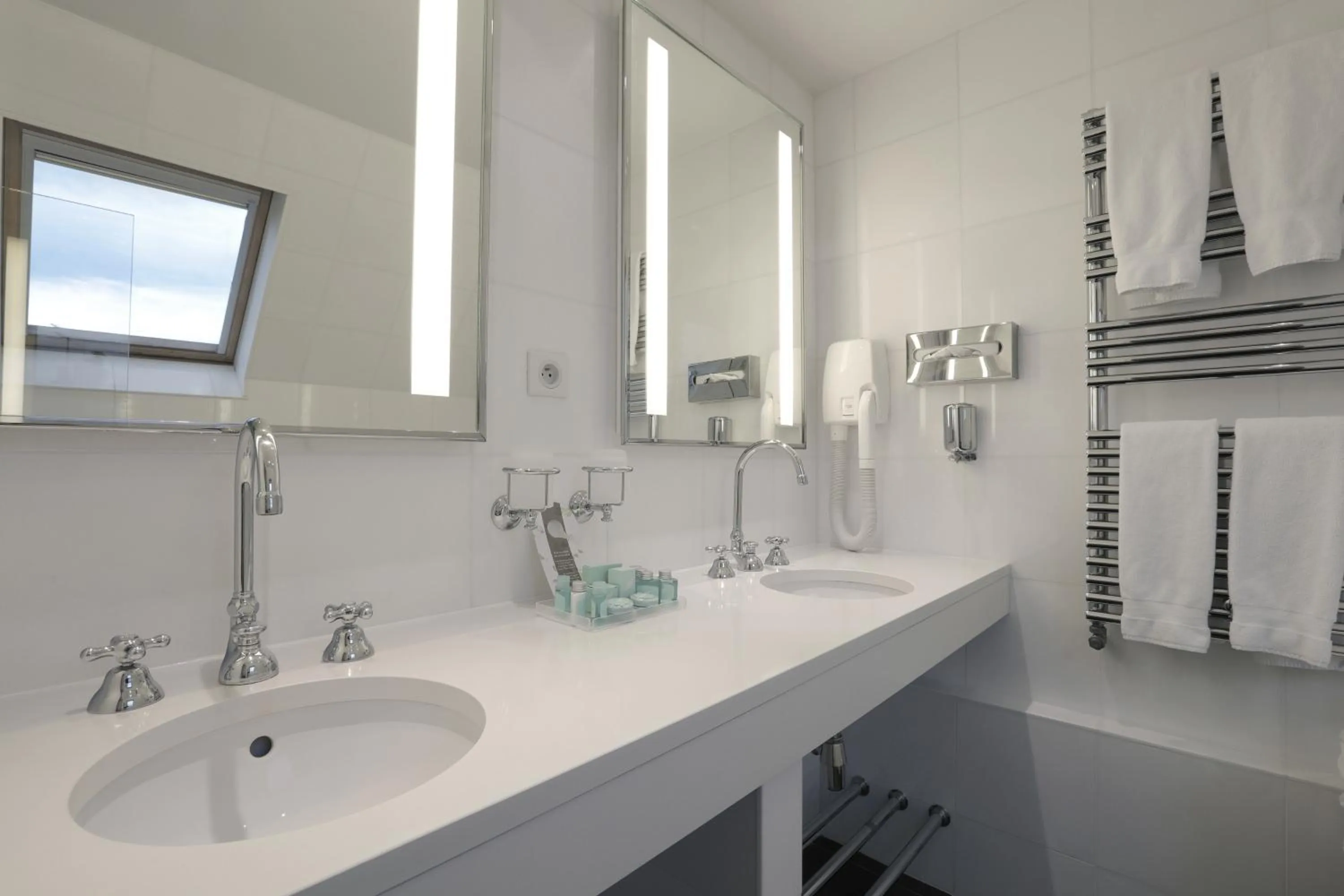 Bathroom in Hôtel du Levant