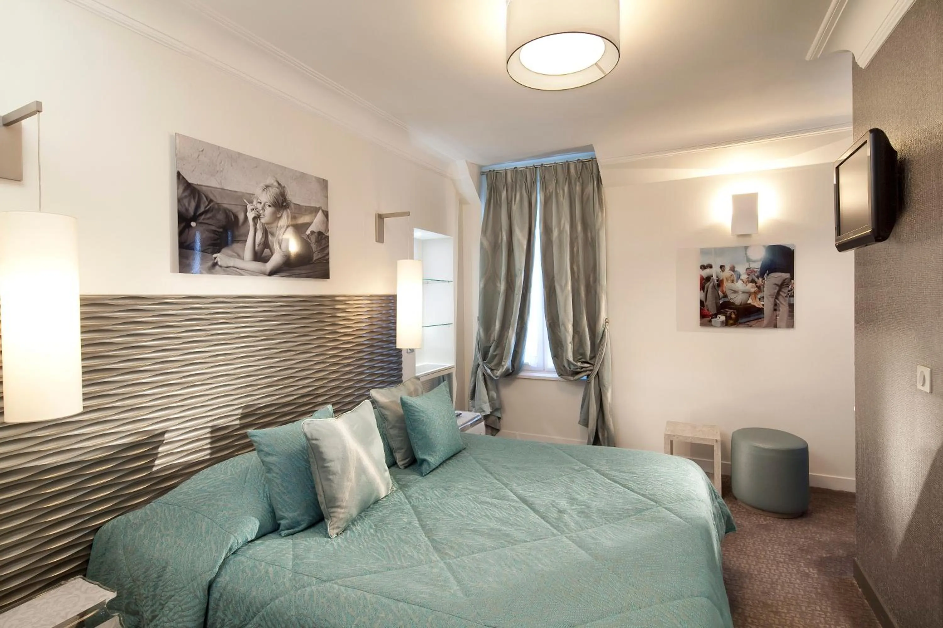 Photo of the whole room, Bed in Hôtel du Levant