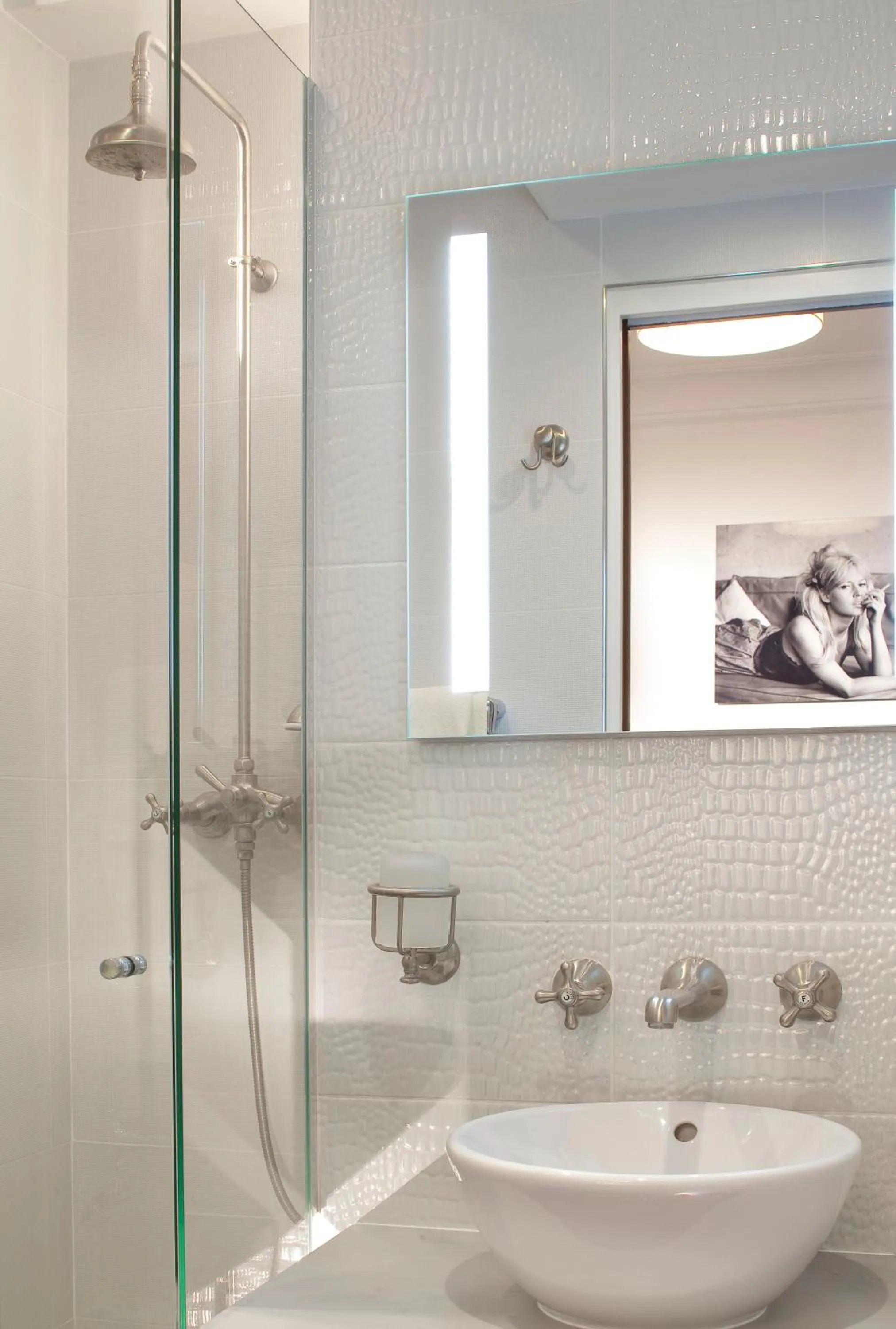 Bathroom in Hôtel du Levant