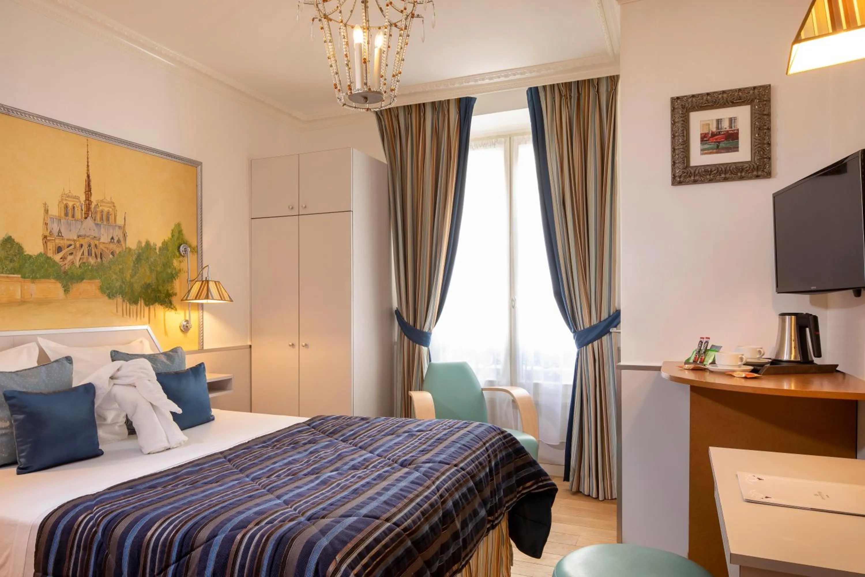 TV and multimedia, Bed in Hôtel du Levant