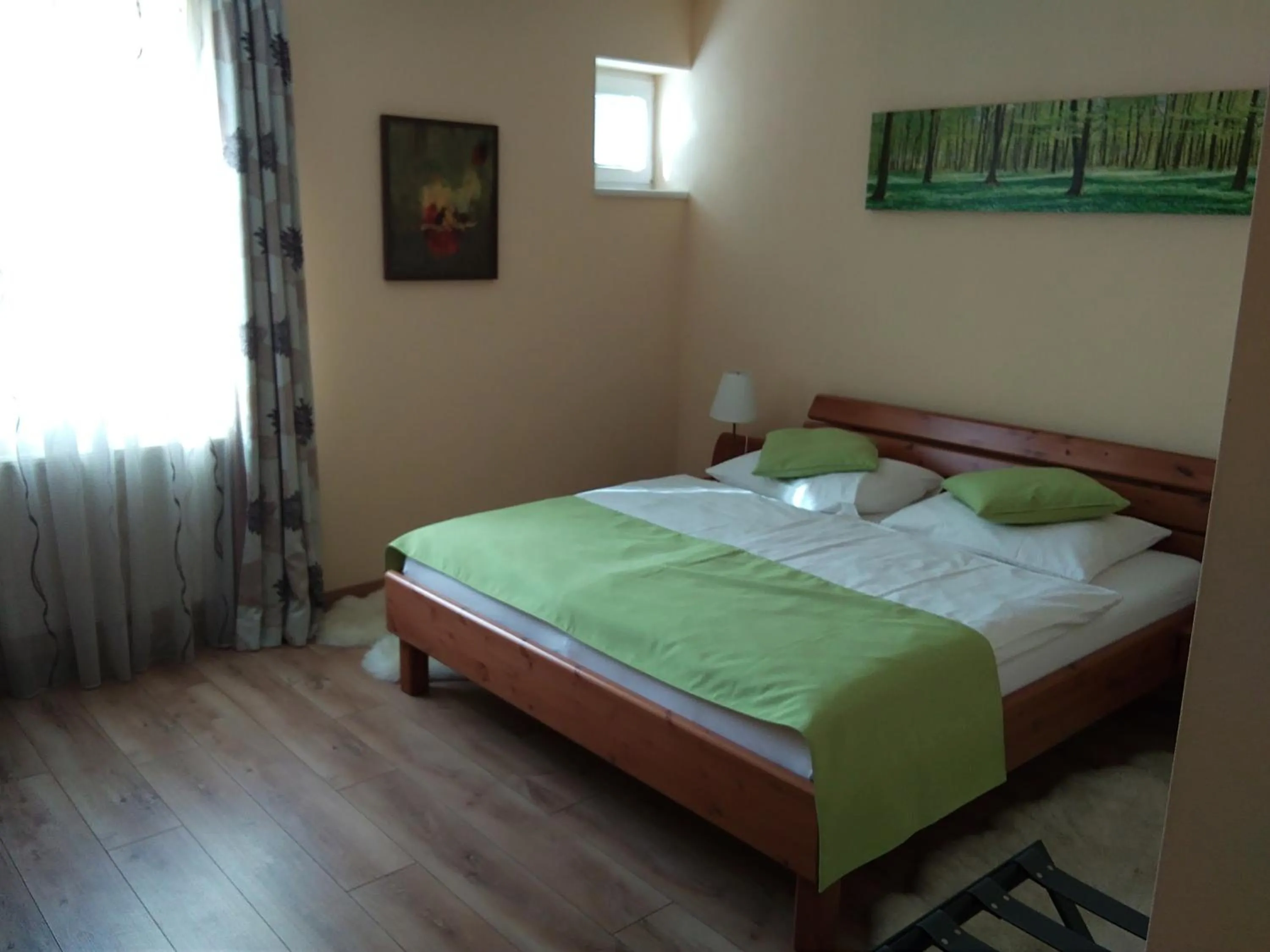 Photo of the whole room, Bed in Herberts Stubn