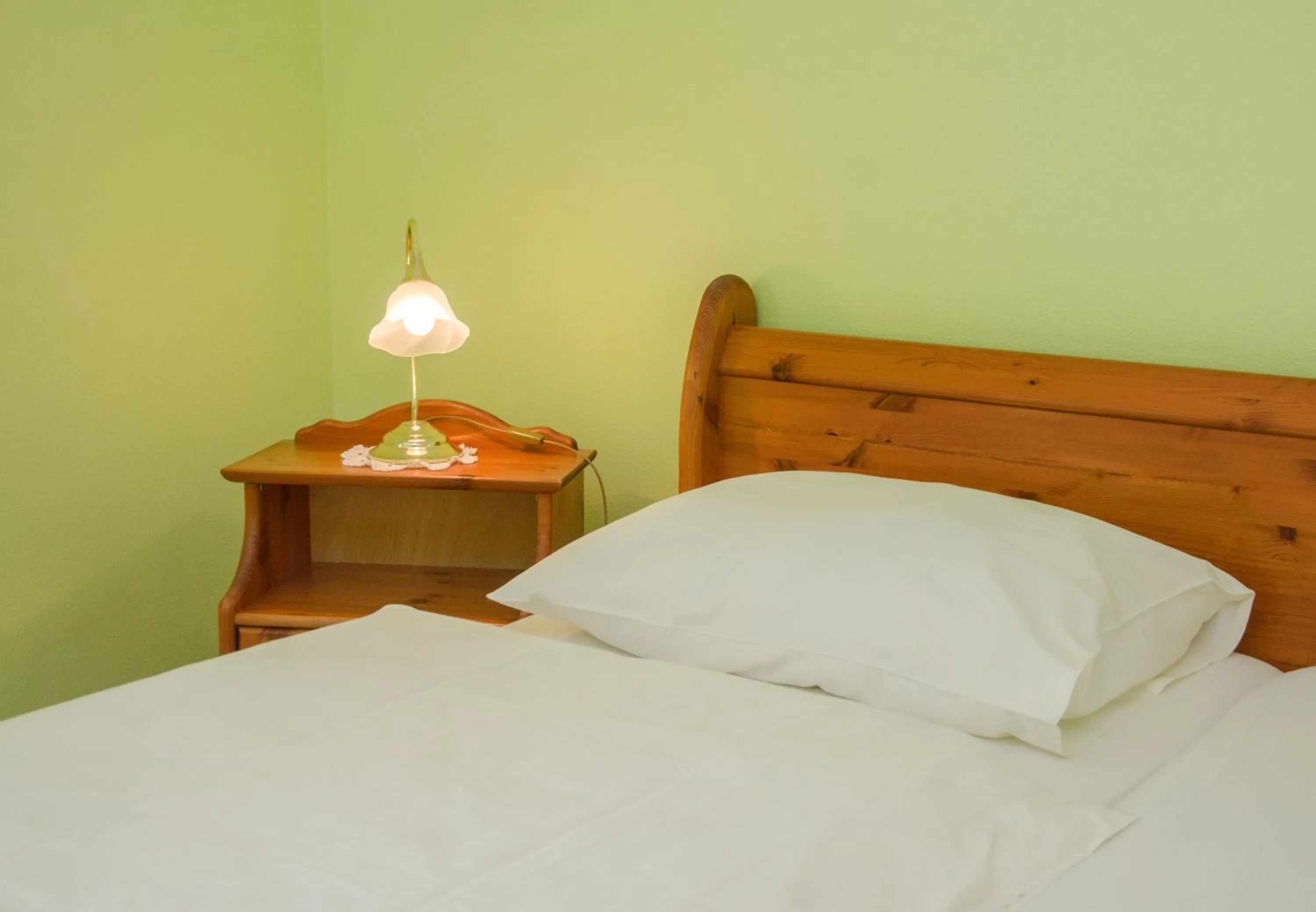 Photo of the whole room, Bed in Herberts Stubn