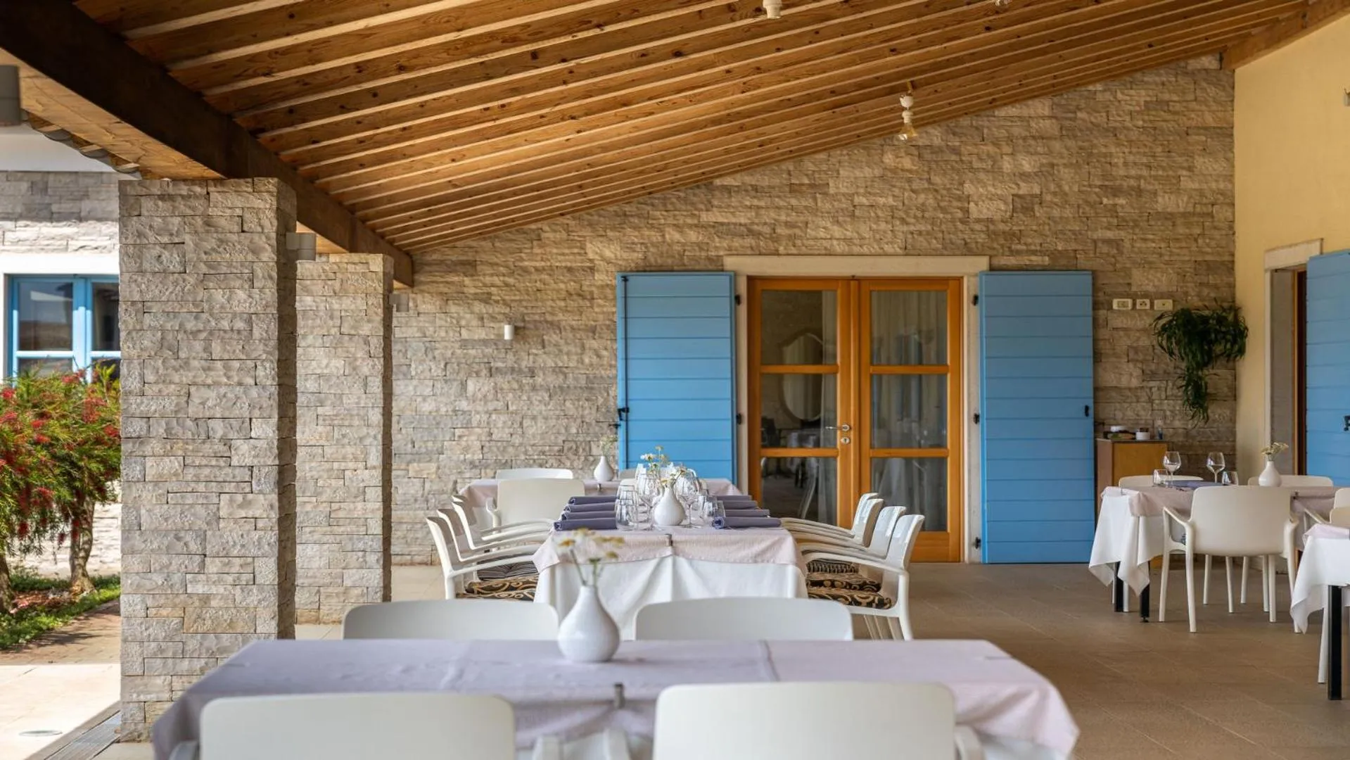 Restaurant/places to eat in VELANERA Hotel & Restaurant