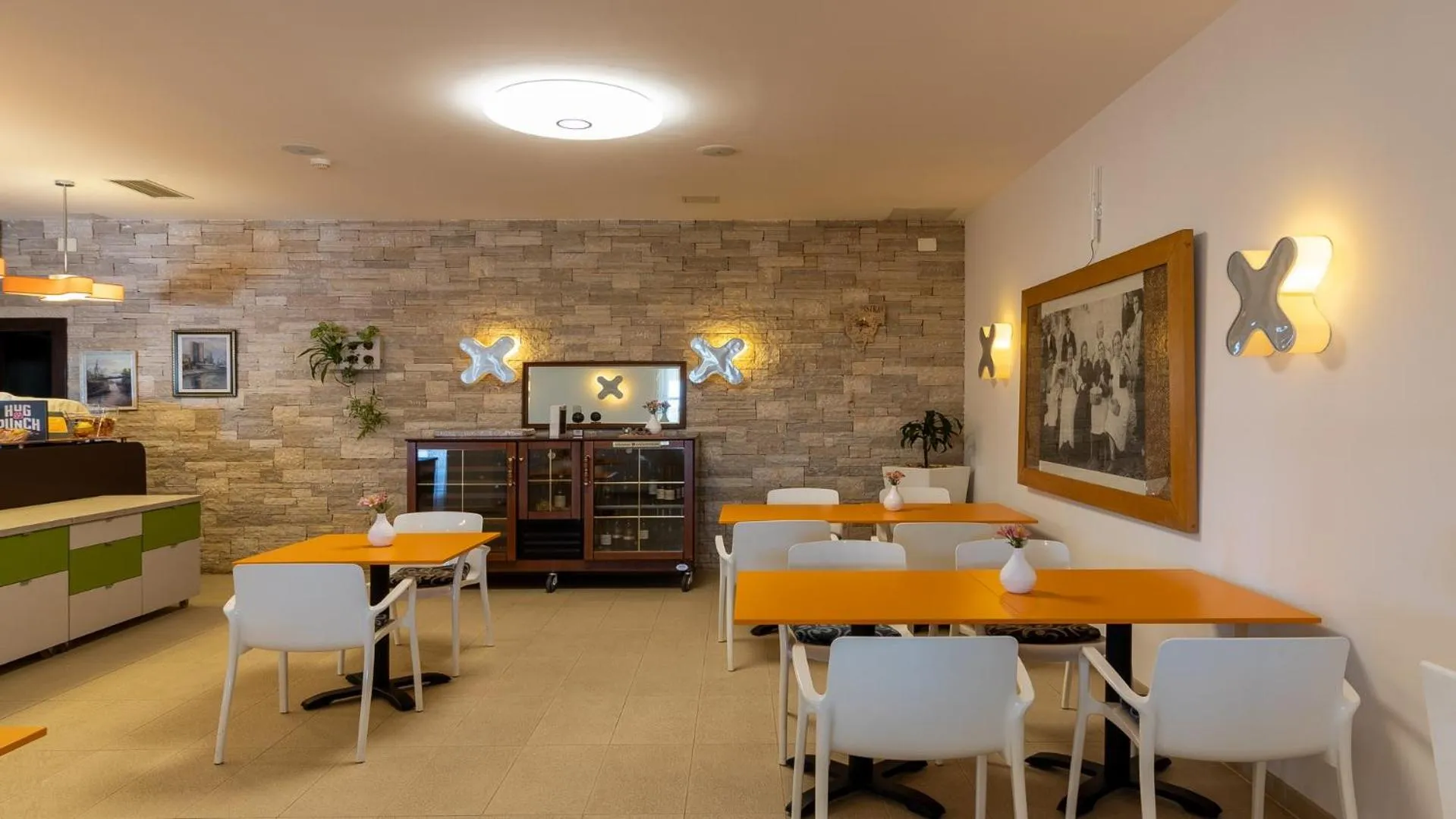 Restaurant/places to eat in VELANERA Hotel & Restaurant