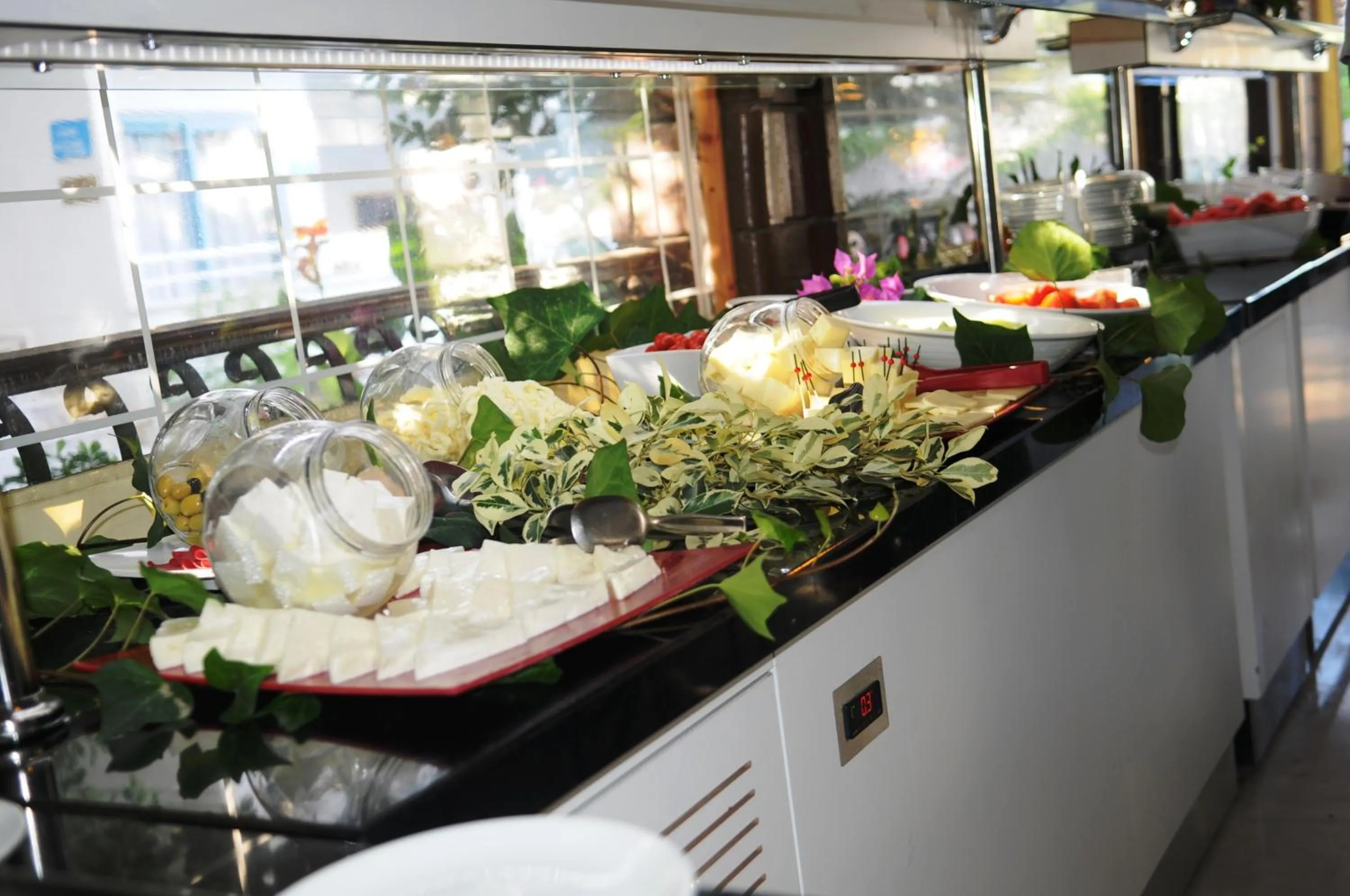 Restaurant/places to eat in Navy Hotel