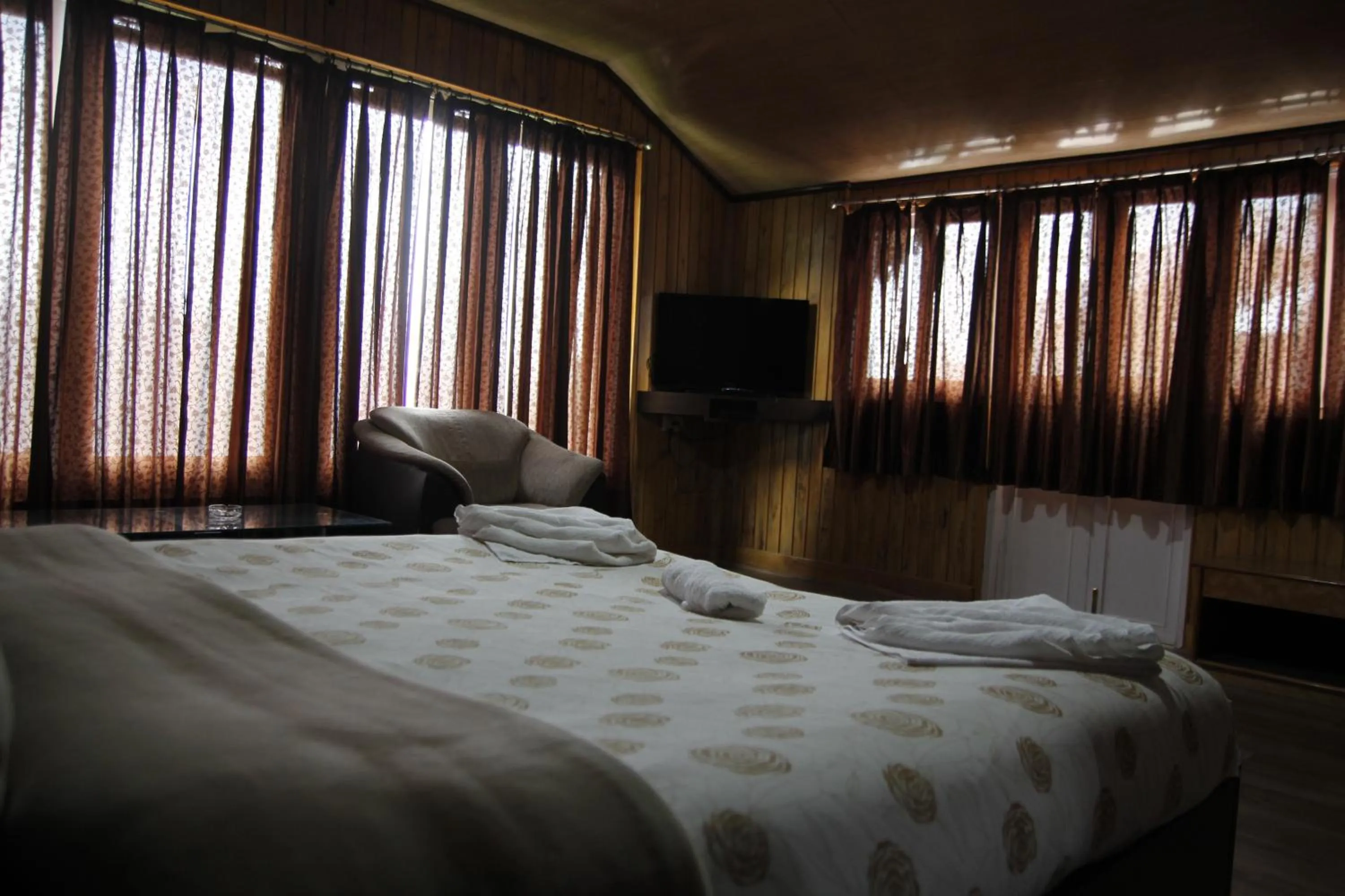 Bedroom, Bed in Mandarin Resort - Kaluk