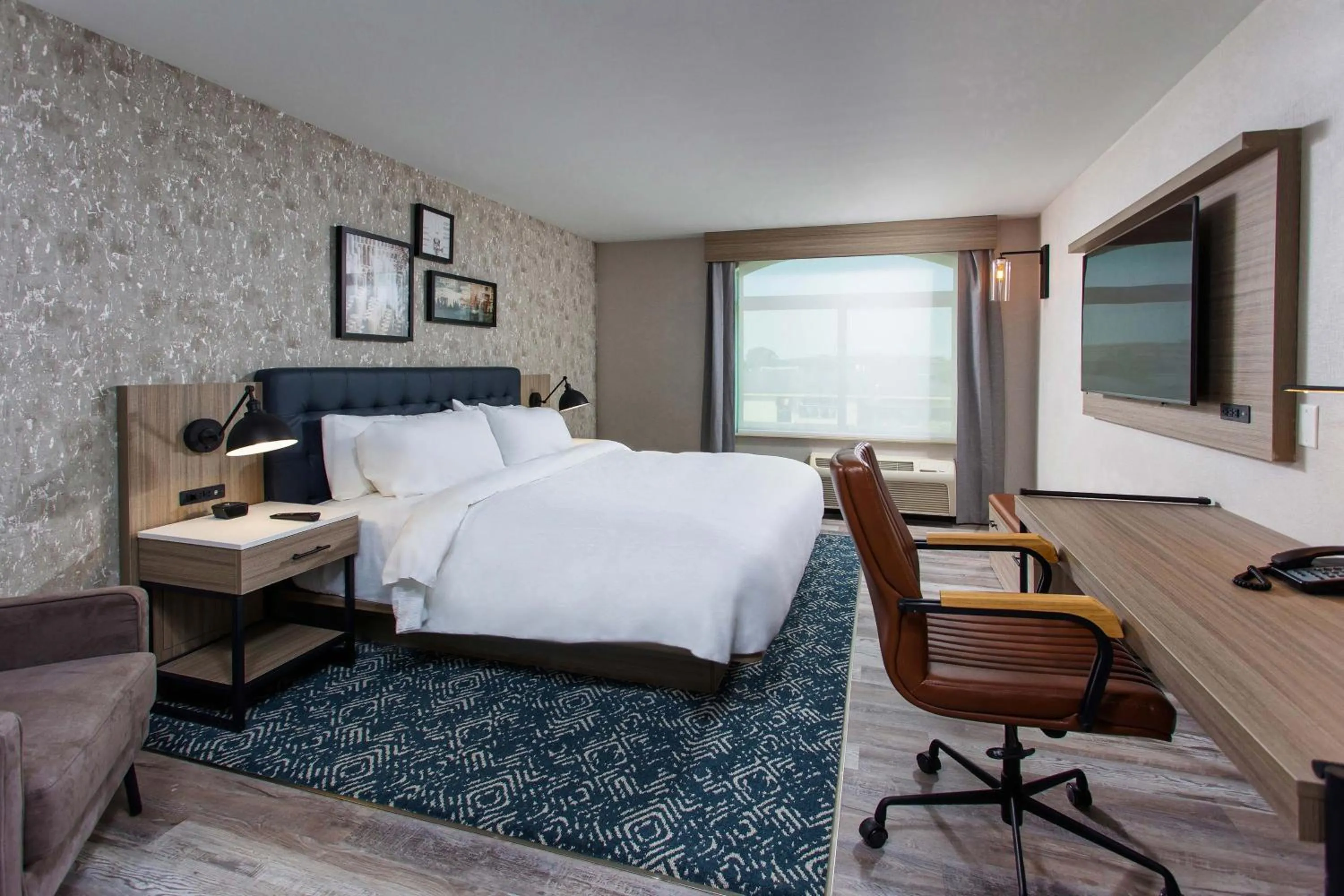 Photo of the whole room, Bed in Four Points by Sheraton Appleton