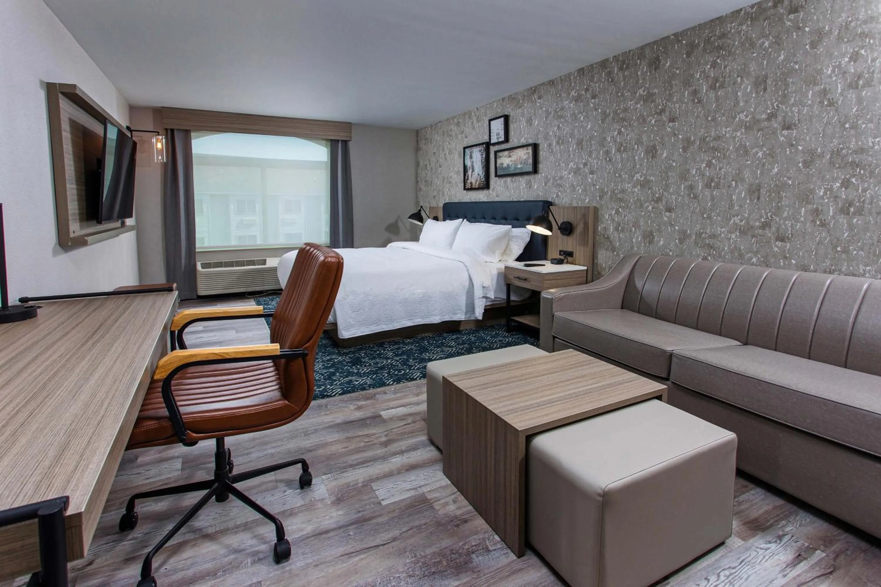 Photo of the whole room, Bed in Four Points by Sheraton Appleton