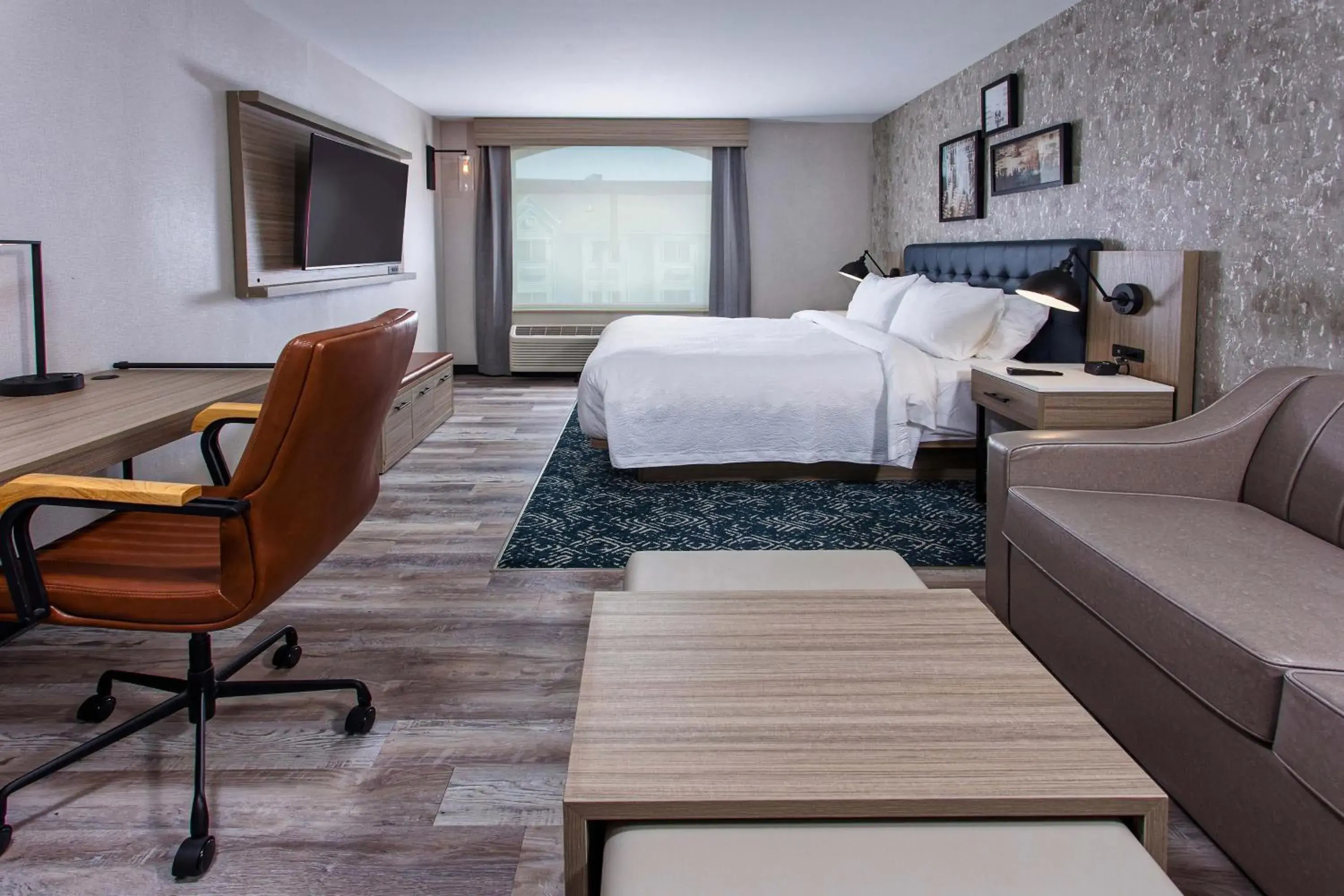 Photo of the whole room, Bed in Four Points by Sheraton Appleton Photo of the whole room, Bed in Four Points by Sheraton Appleton