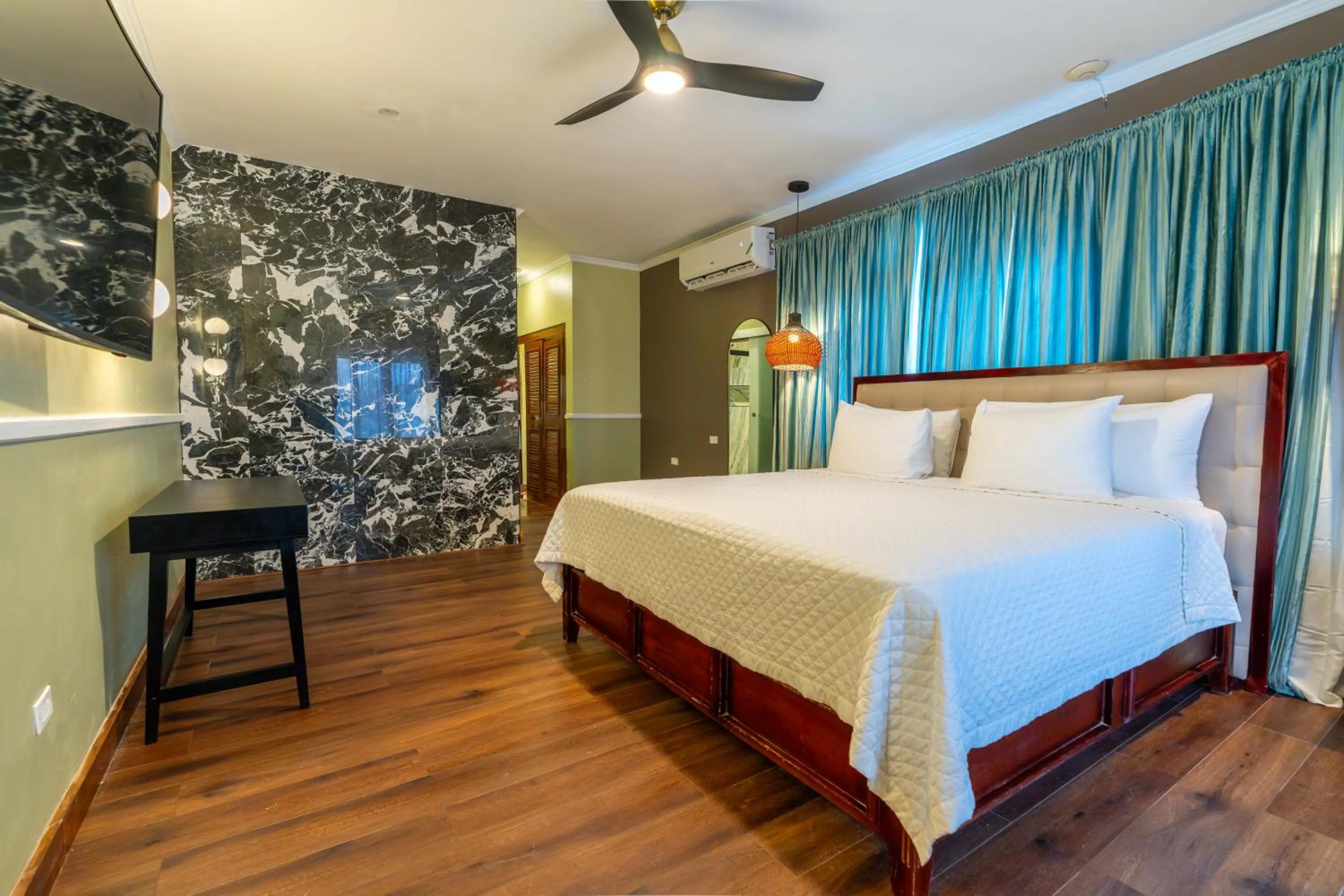 Bedroom, Bed in Travellers Beach Resort