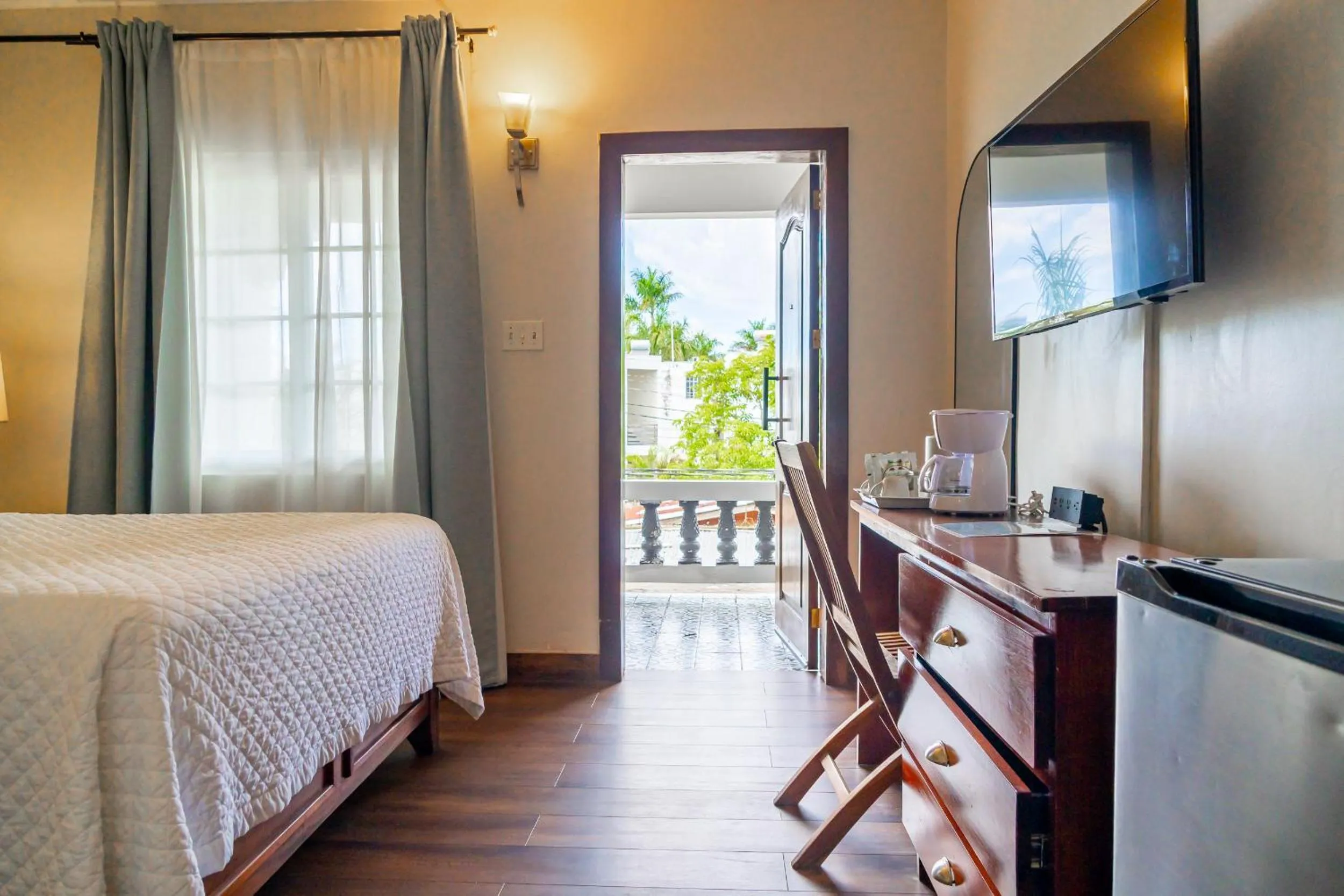 Bedroom, Bed in Travellers Beach Resort