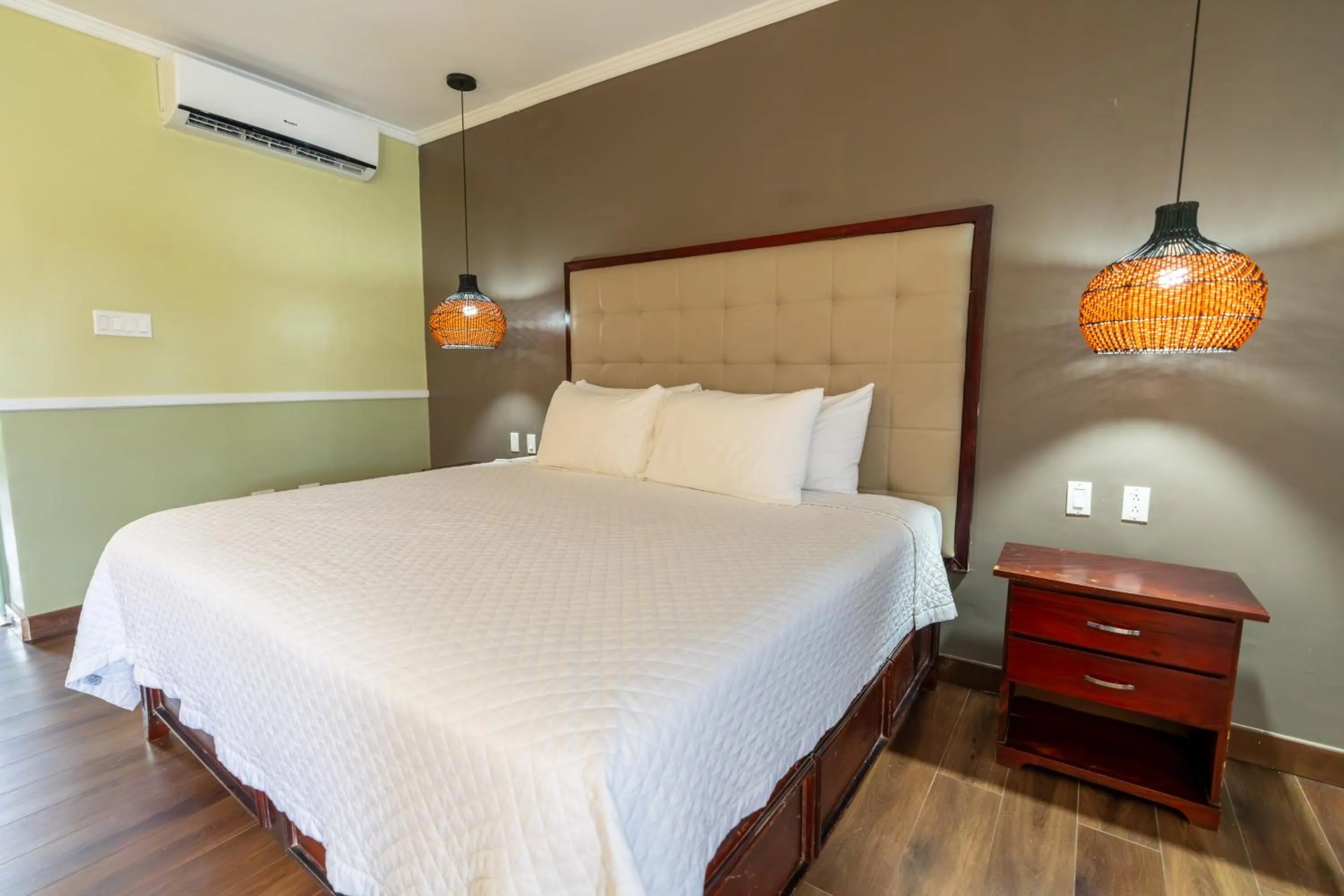 Bedroom, Bed in Travellers Beach Resort