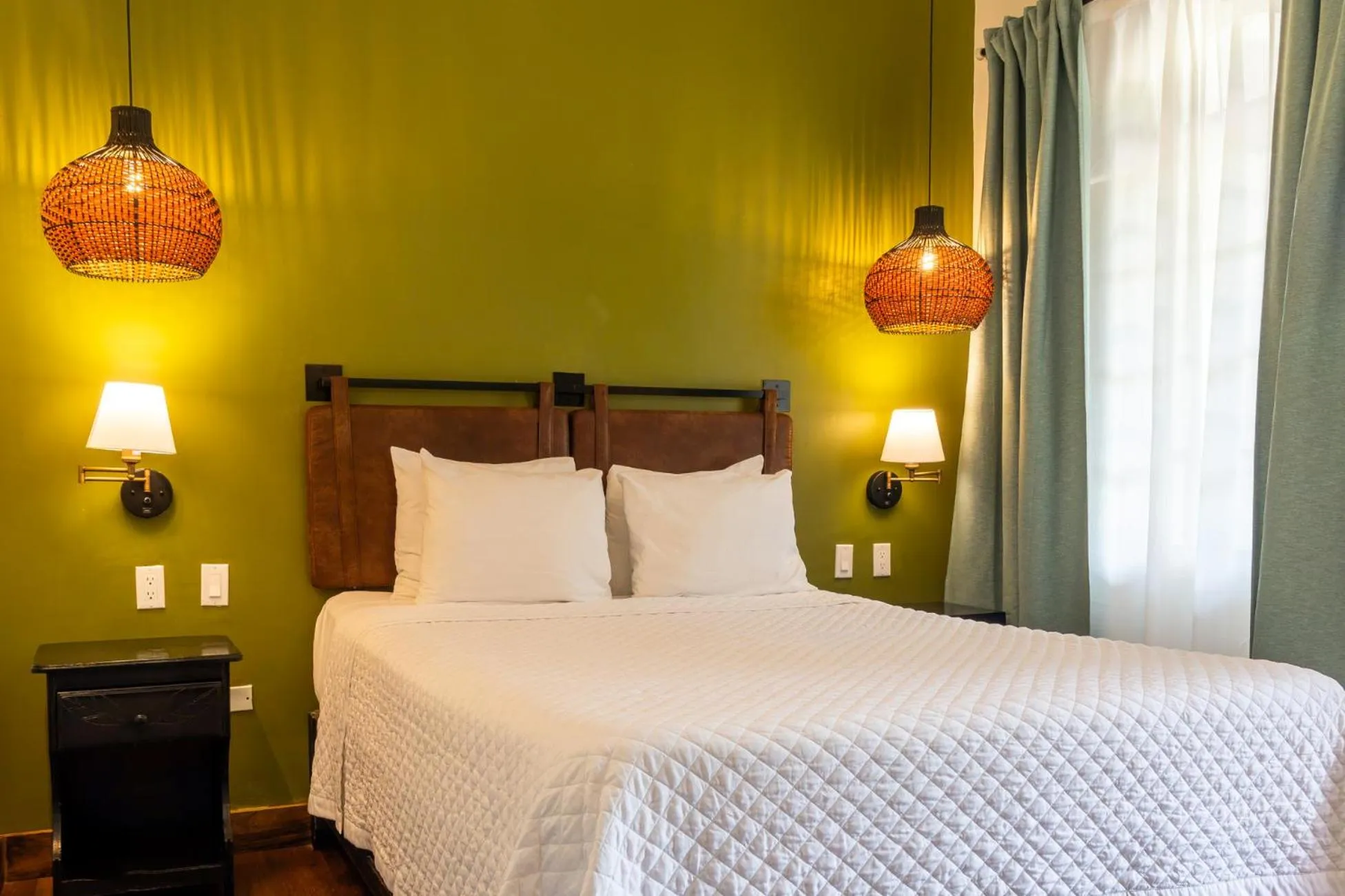 Bedroom, Bed in Travellers Beach Resort