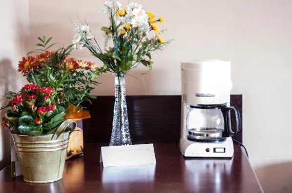 Coffee/tea facilities in Assiniboine Gordon Inn on the Park