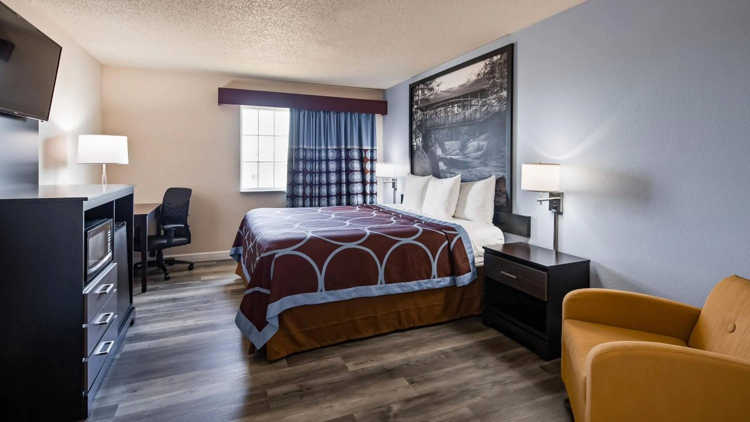 Bedroom, Bed in Super 8 by Wyndham Neillsville WI