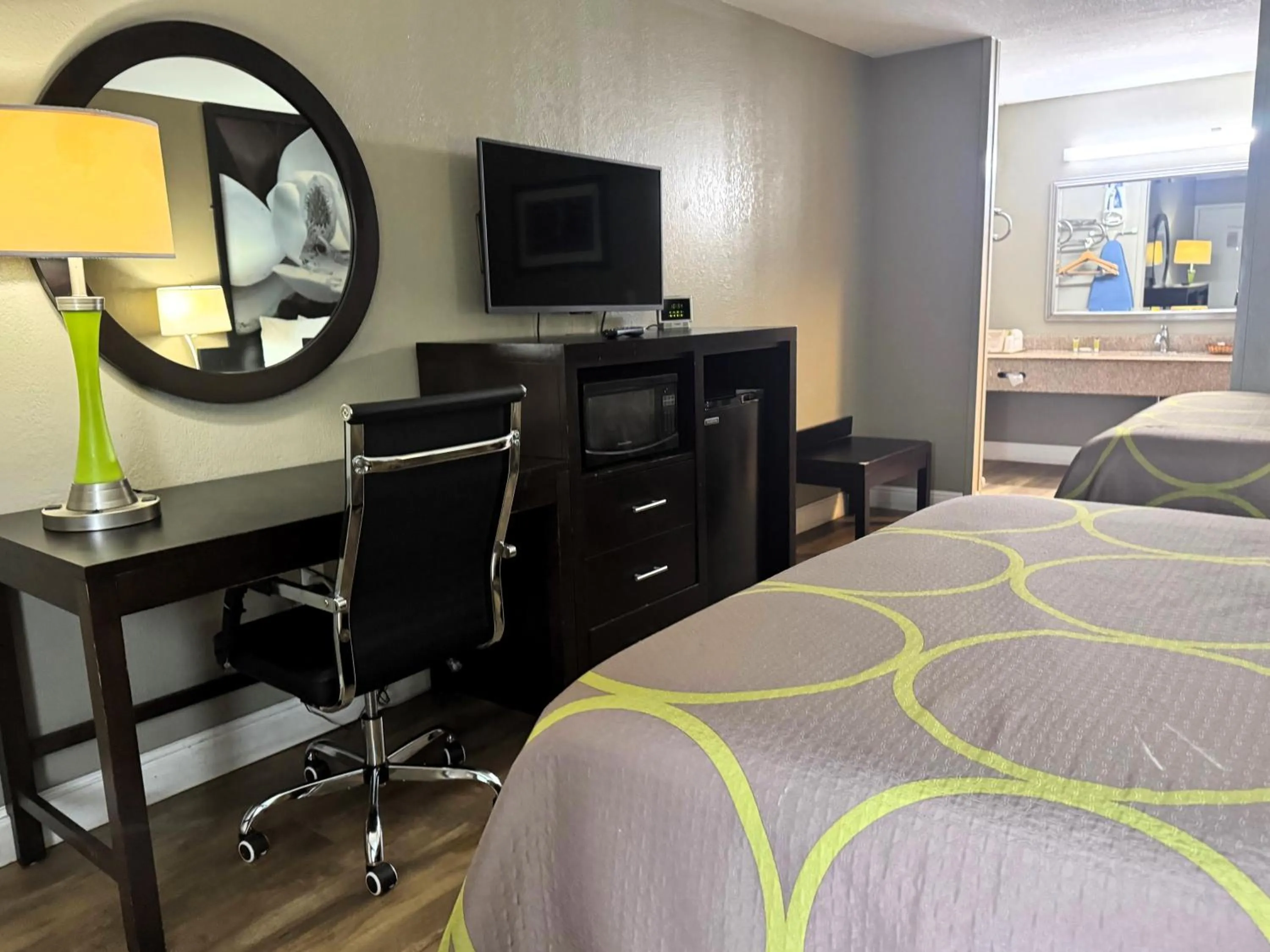 TV and multimedia, Bed in Super 8 by Wyndham Tupelo Airport