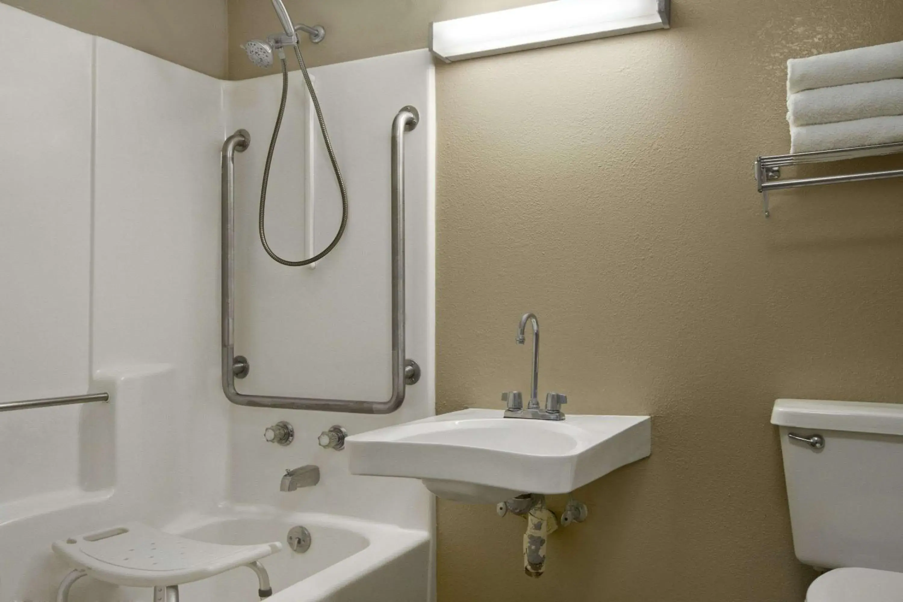 King Room - Mobility Access/Non-Smoking in Super 8 by Wyndham Tupelo Airport King Room - Mobility Access/Non-Smoking in Super 8 by Wyndham Tupelo Airport