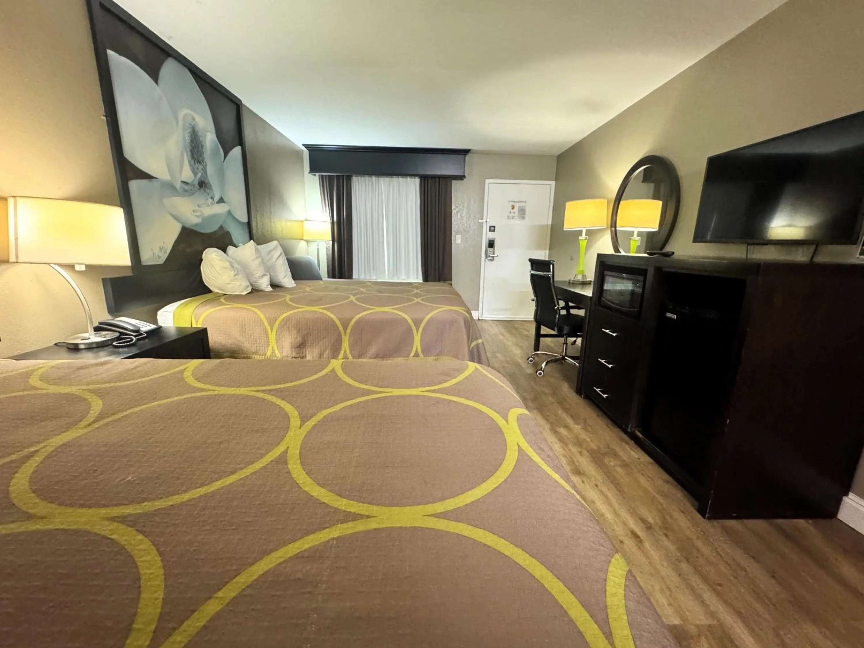 Photo of the whole room, Bed in Super 8 by Wyndham Tupelo Airport