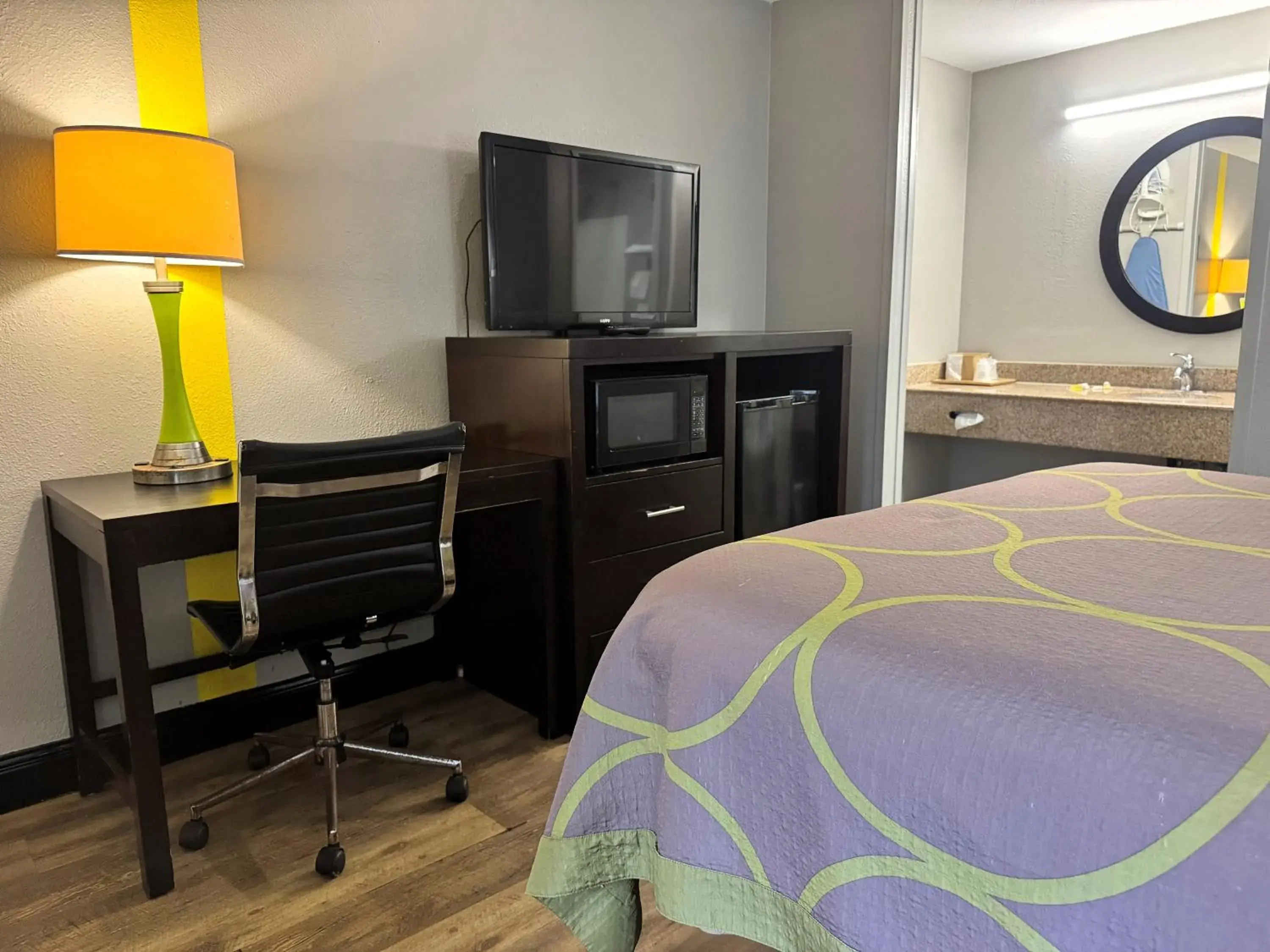 TV and multimedia, Bed in Super 8 by Wyndham Tupelo Airport TV and multimedia, Bed in Super 8 by Wyndham Tupelo Airport