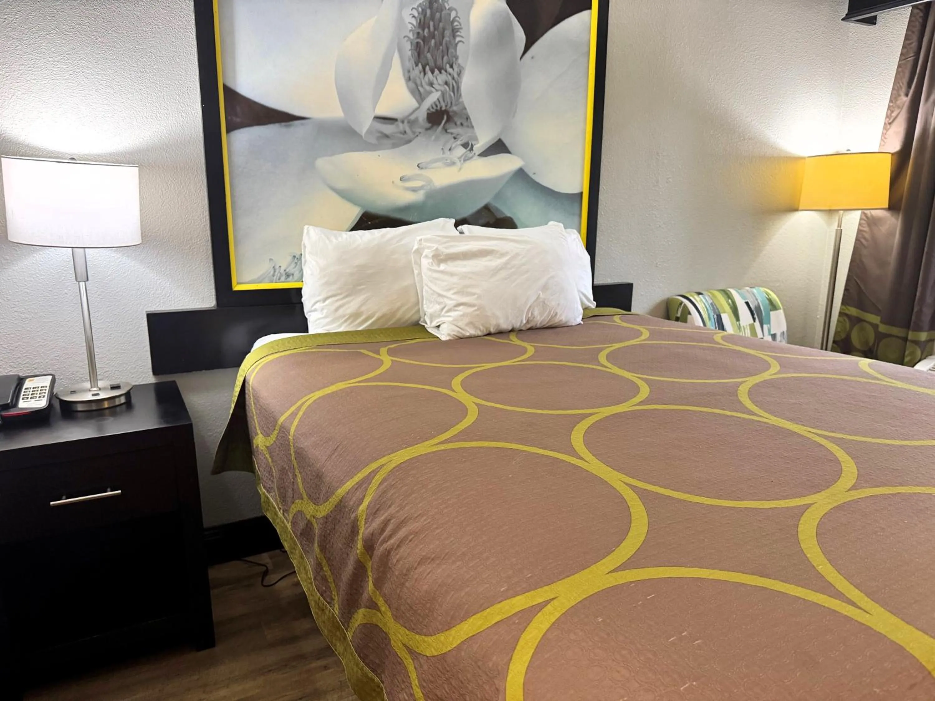 Bedroom, Bed in Super 8 by Wyndham Tupelo Airport