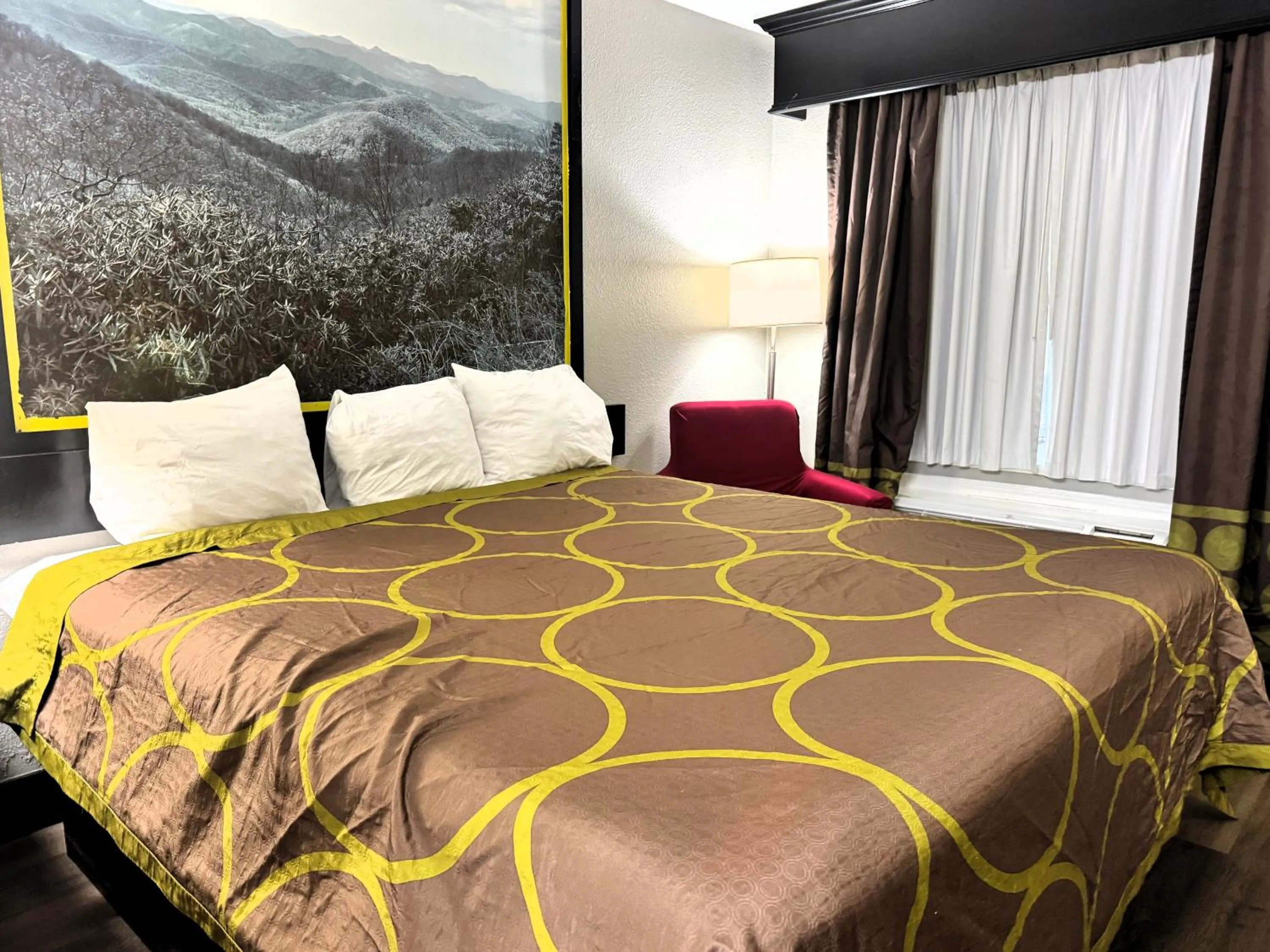 Bedroom, Bed in Super 8 by Wyndham Tupelo Airport