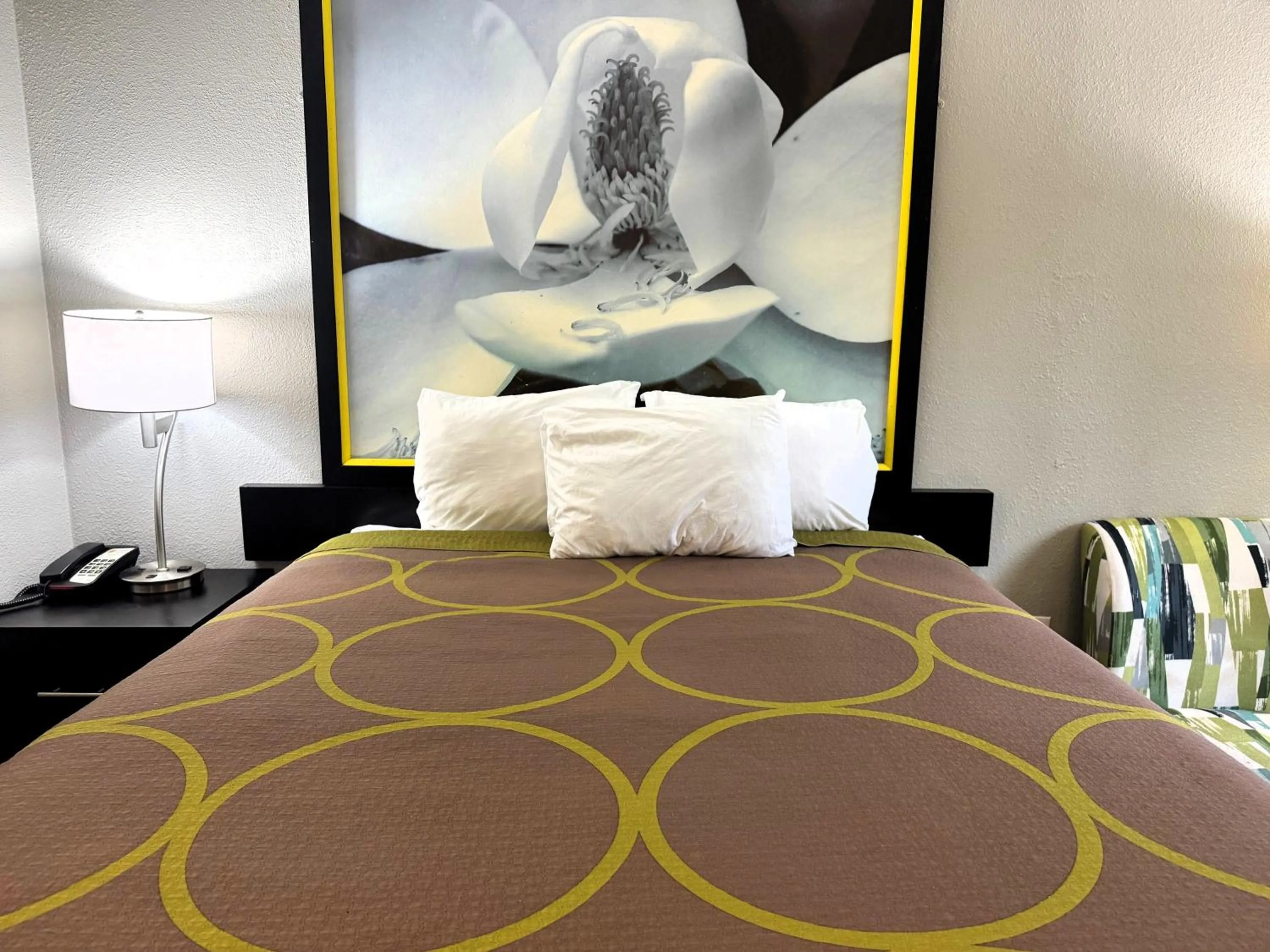 Bed in Super 8 by Wyndham Tupelo Airport