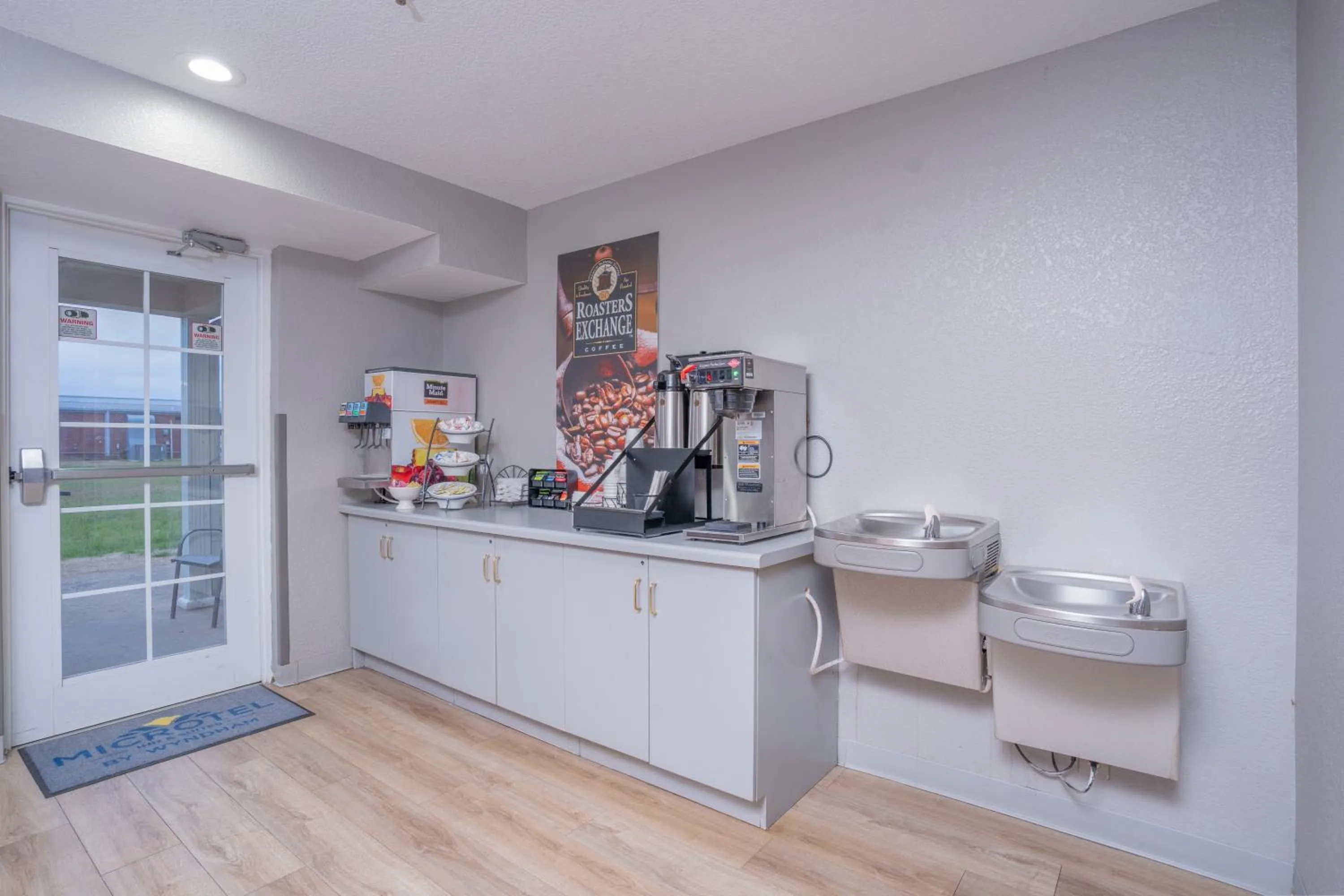 Coffee/tea facilities in Microtel Inn & Suites by Wyndham Albertville