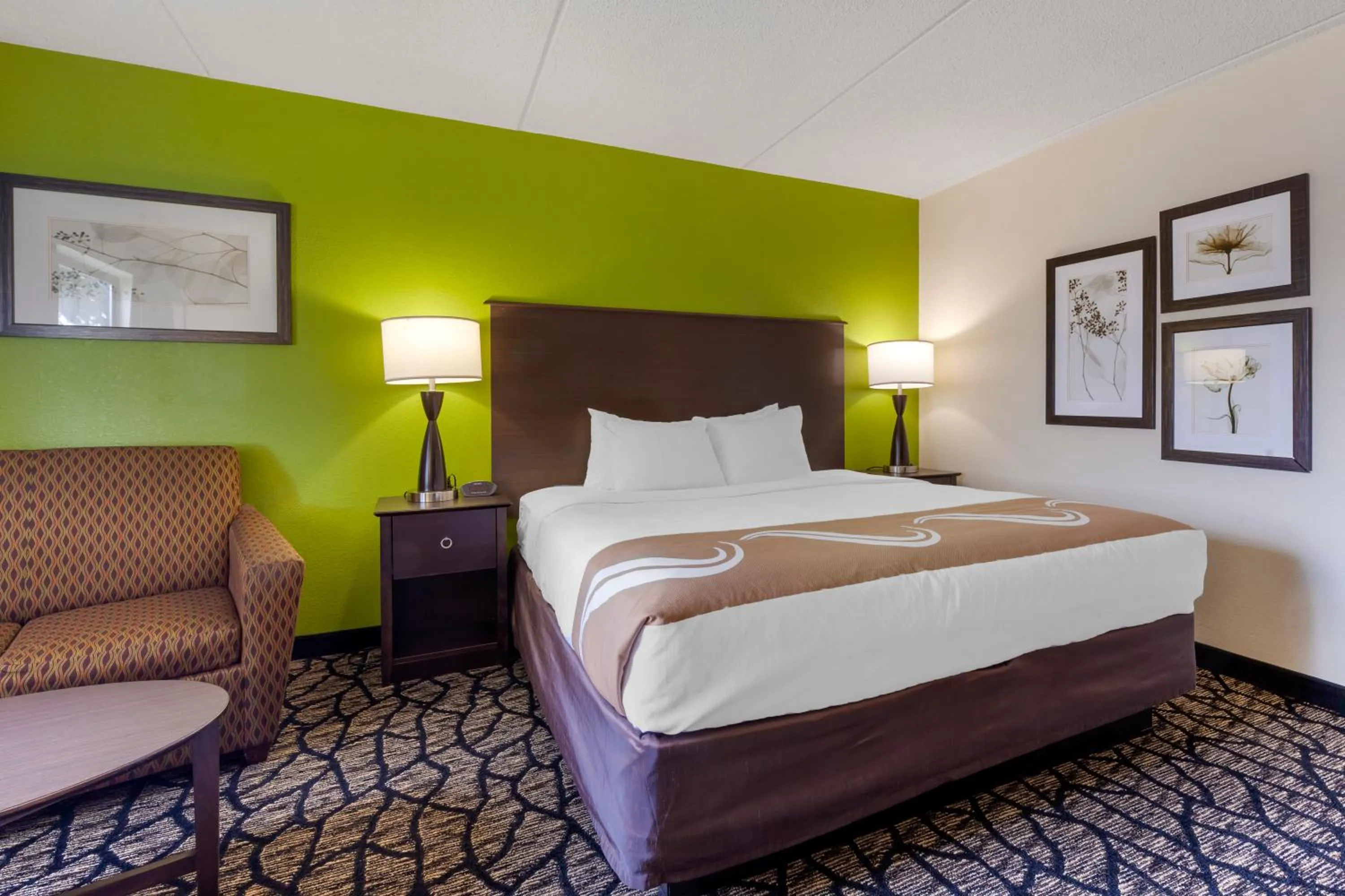 Bed in Quality Inn Oshkosh Aviation Park