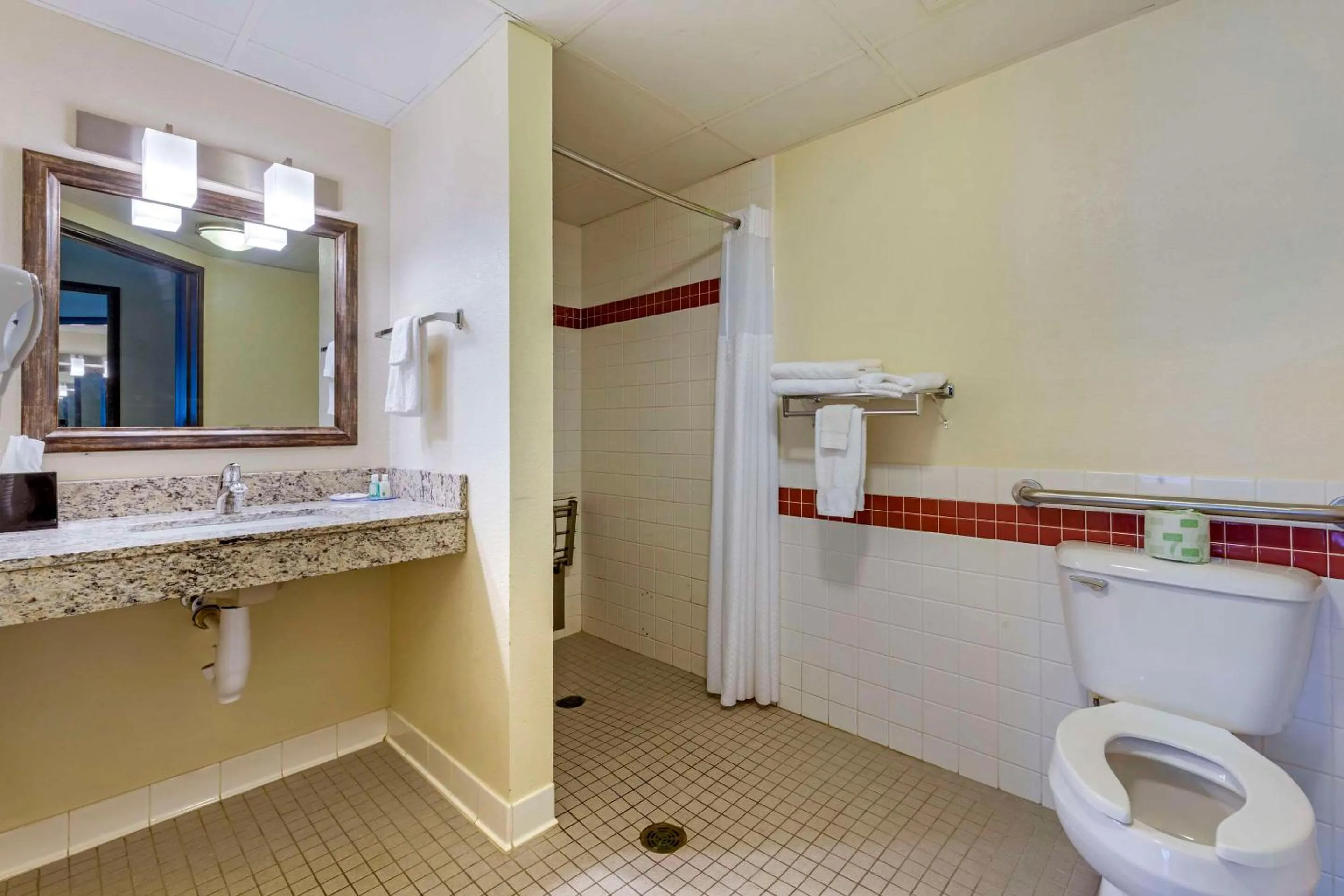 Bedroom in Quality Inn Oshkosh Aviation Park