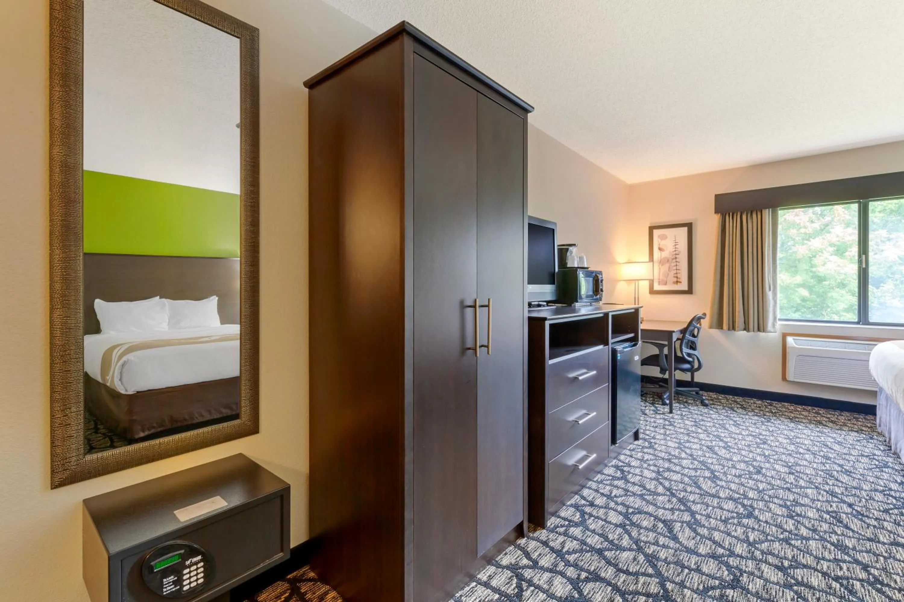 Bed in Quality Inn Oshkosh Aviation Park