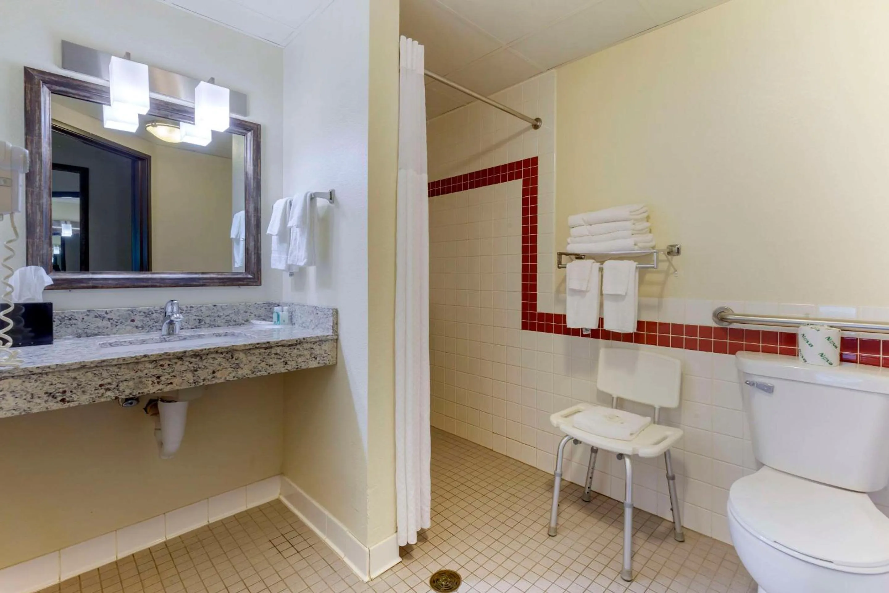 Bedroom in Quality Inn Oshkosh Aviation Park