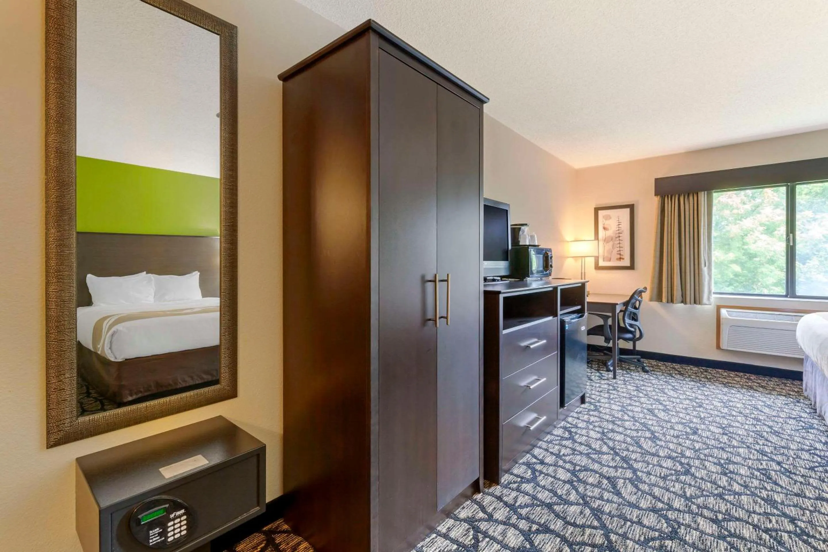 Bedroom, Bed in Quality Inn Oshkosh Aviation Park