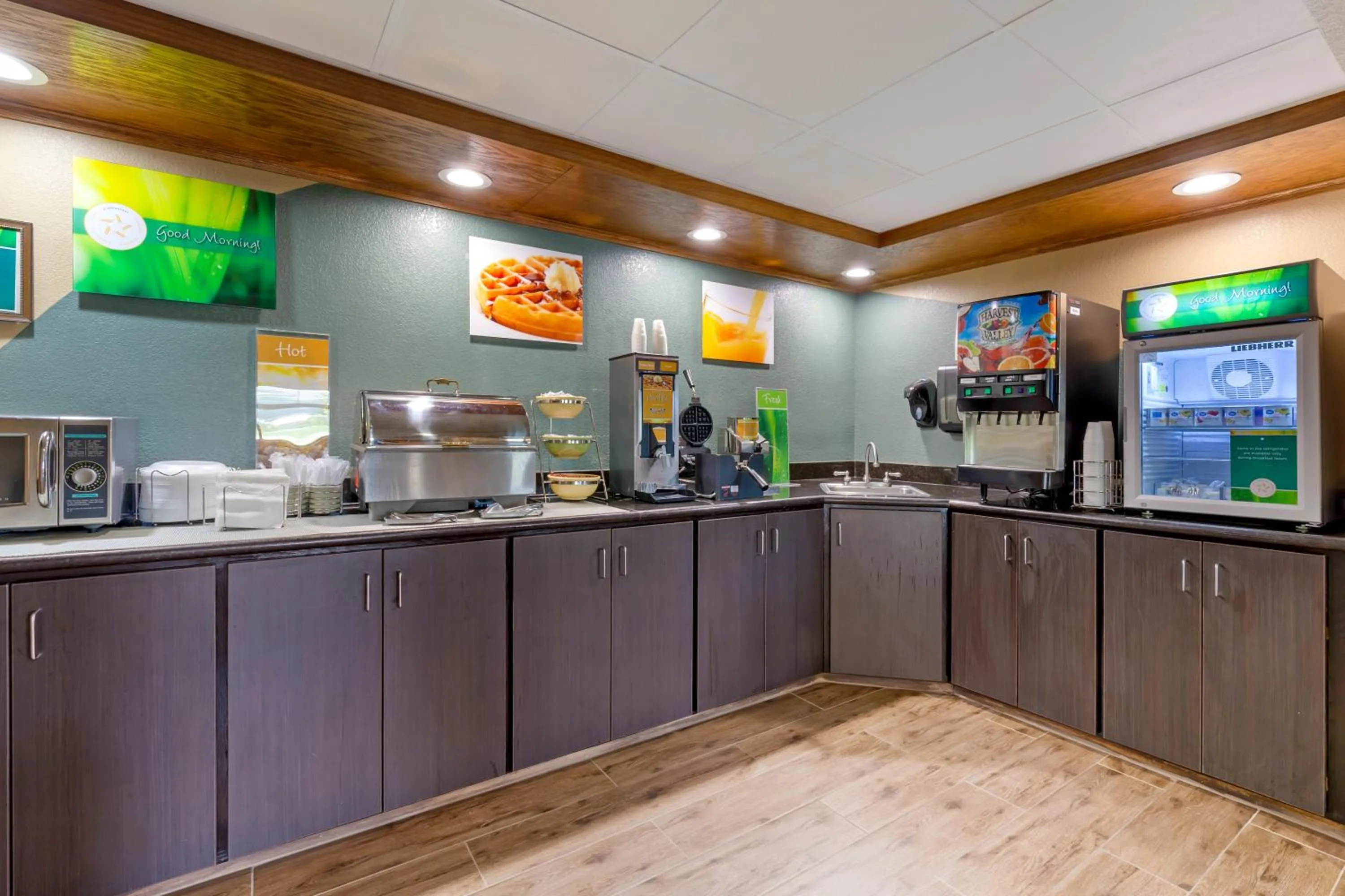 Breakfast in Quality Inn Oshkosh Aviation Park