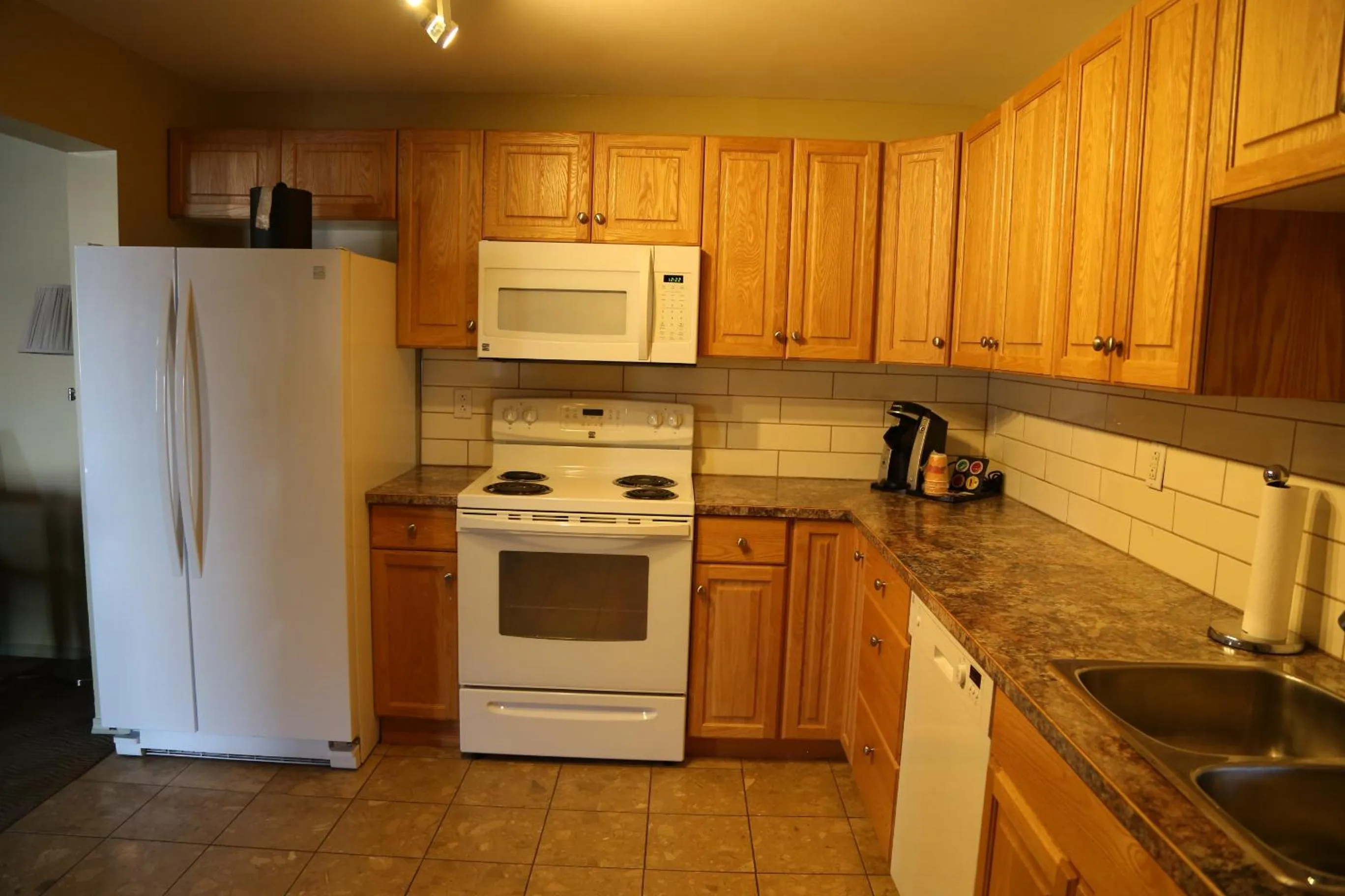 Kitchen or kitchenette in SlumberLodge Hotel