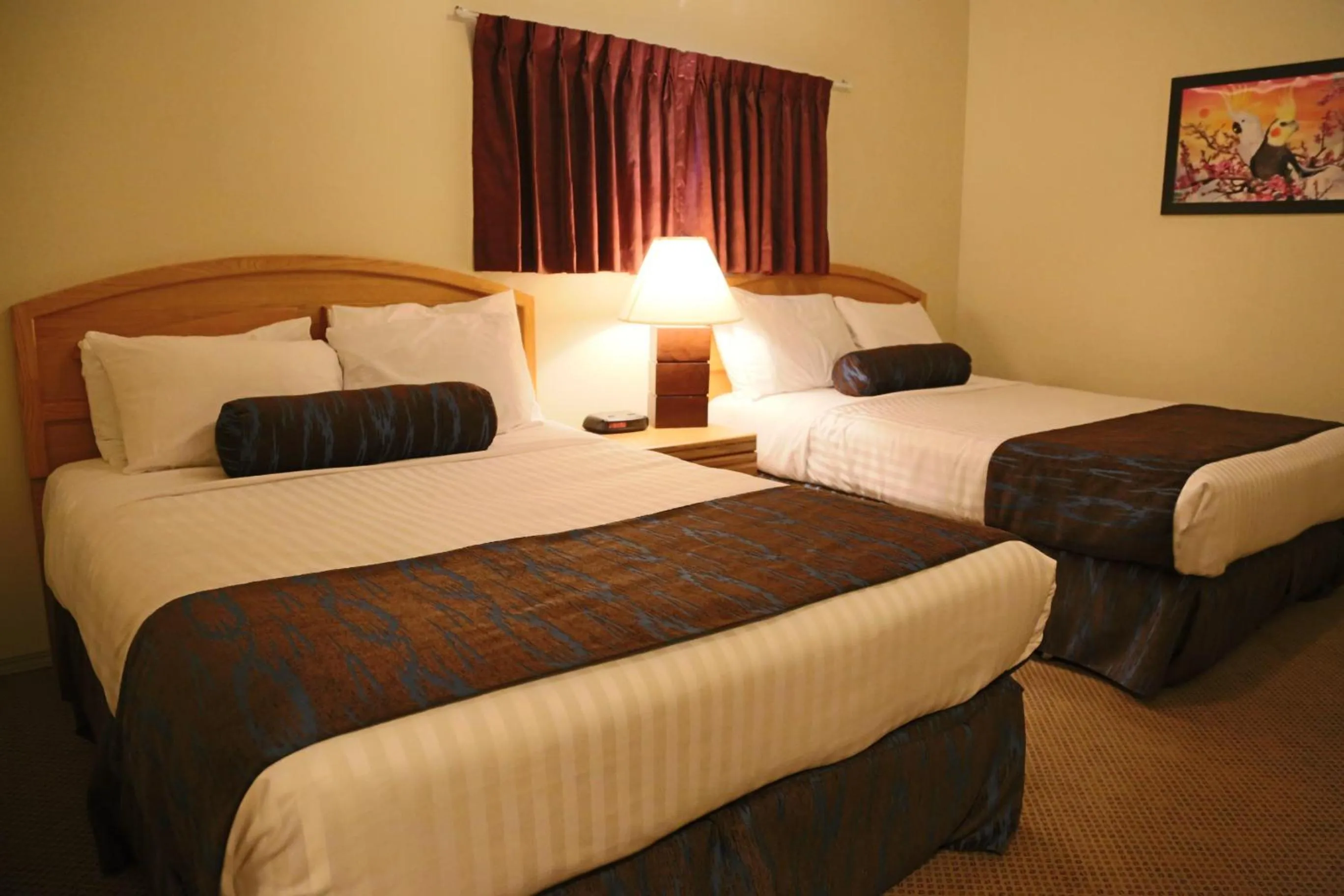 Bedroom, Bed in SlumberLodge Hotel