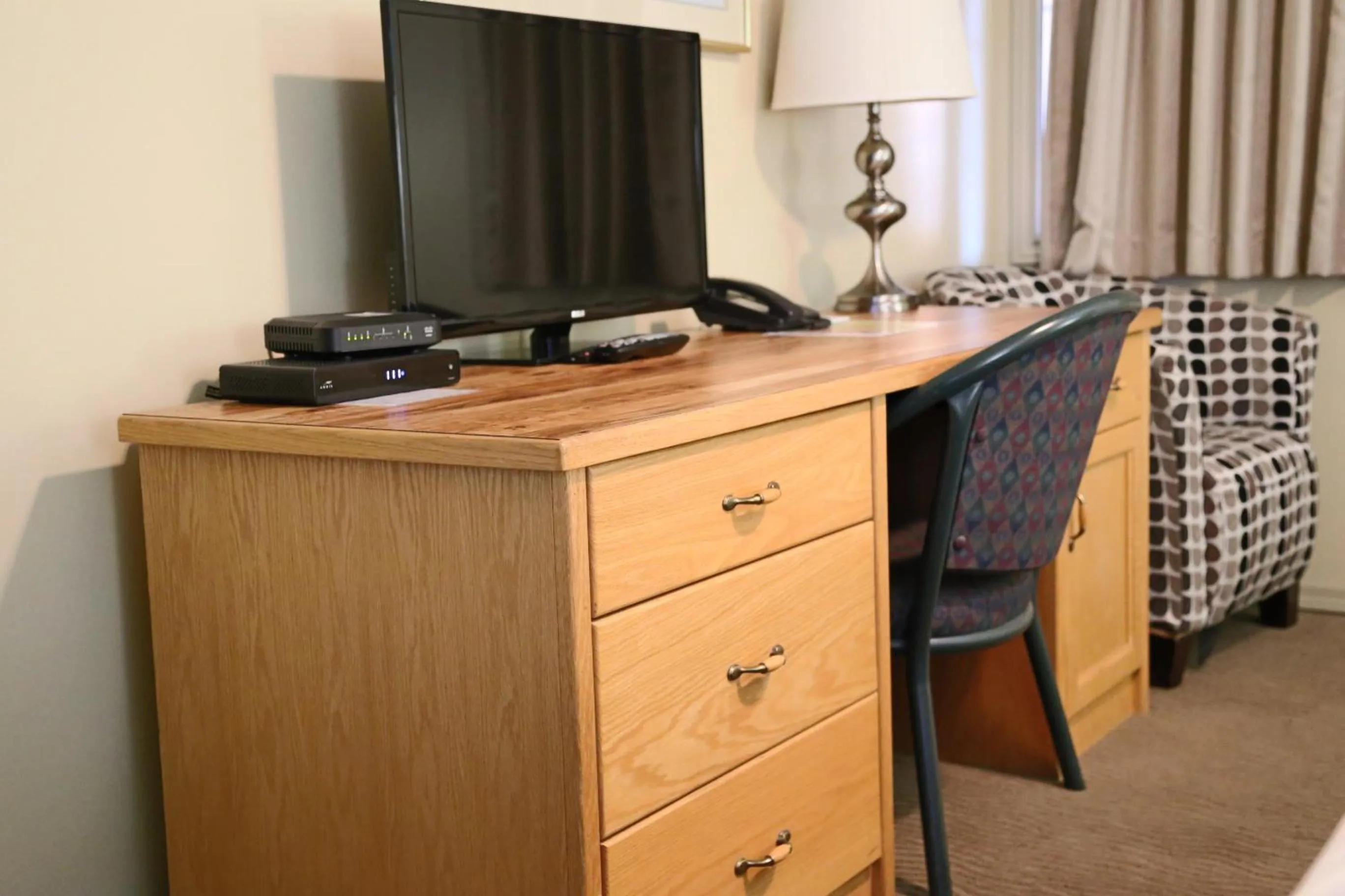 TV and multimedia in SlumberLodge Hotel