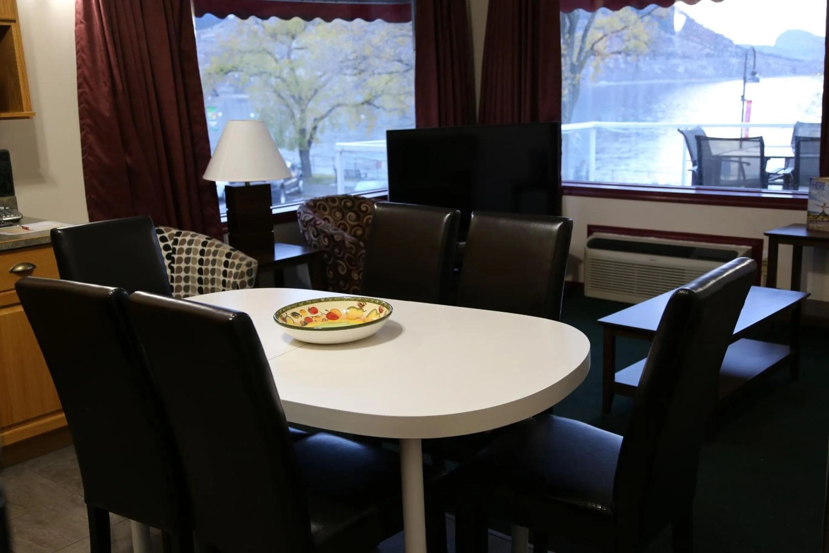 Dining area in SlumberLodge Hotel