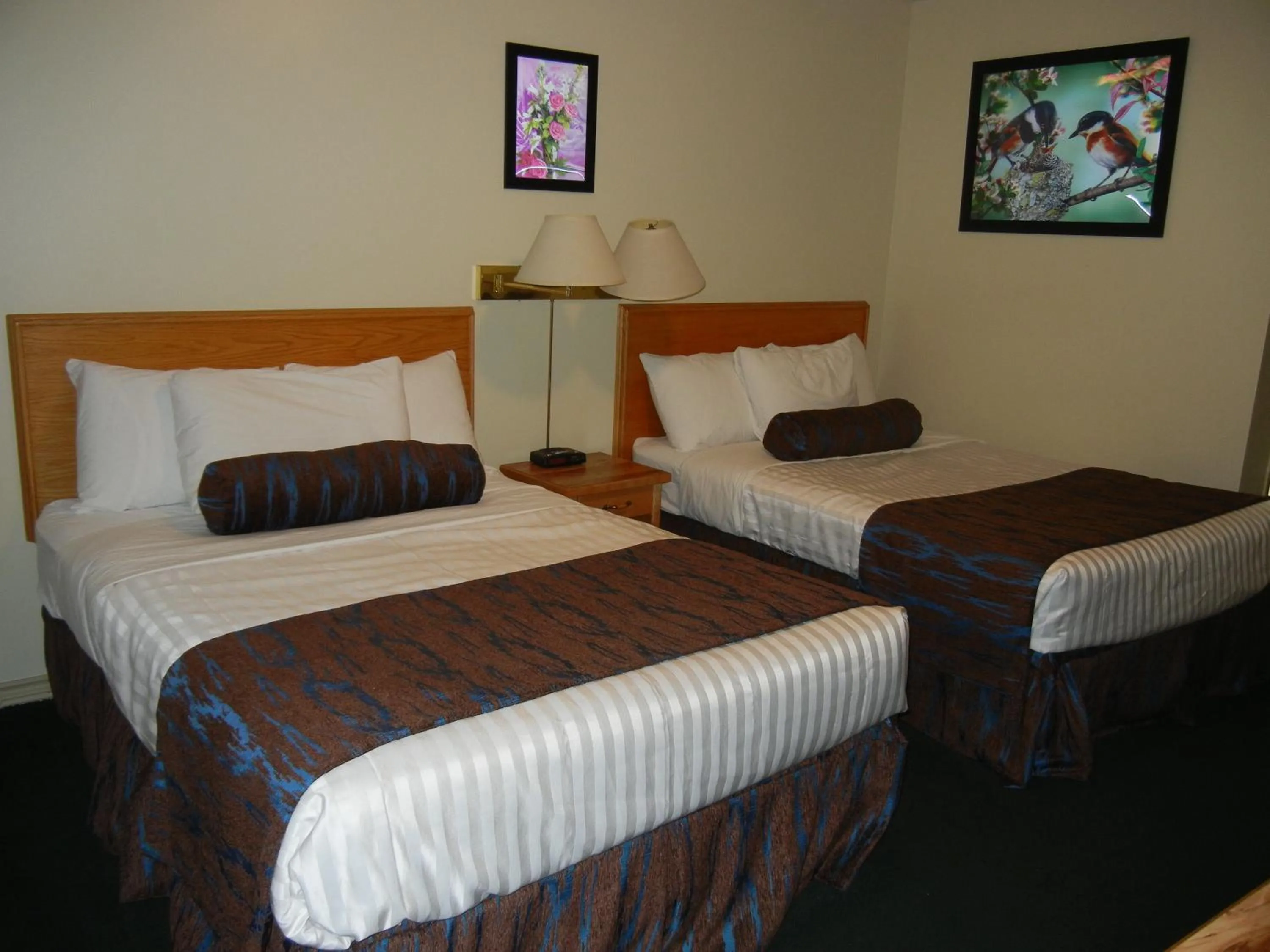 Bed in SlumberLodge Hotel