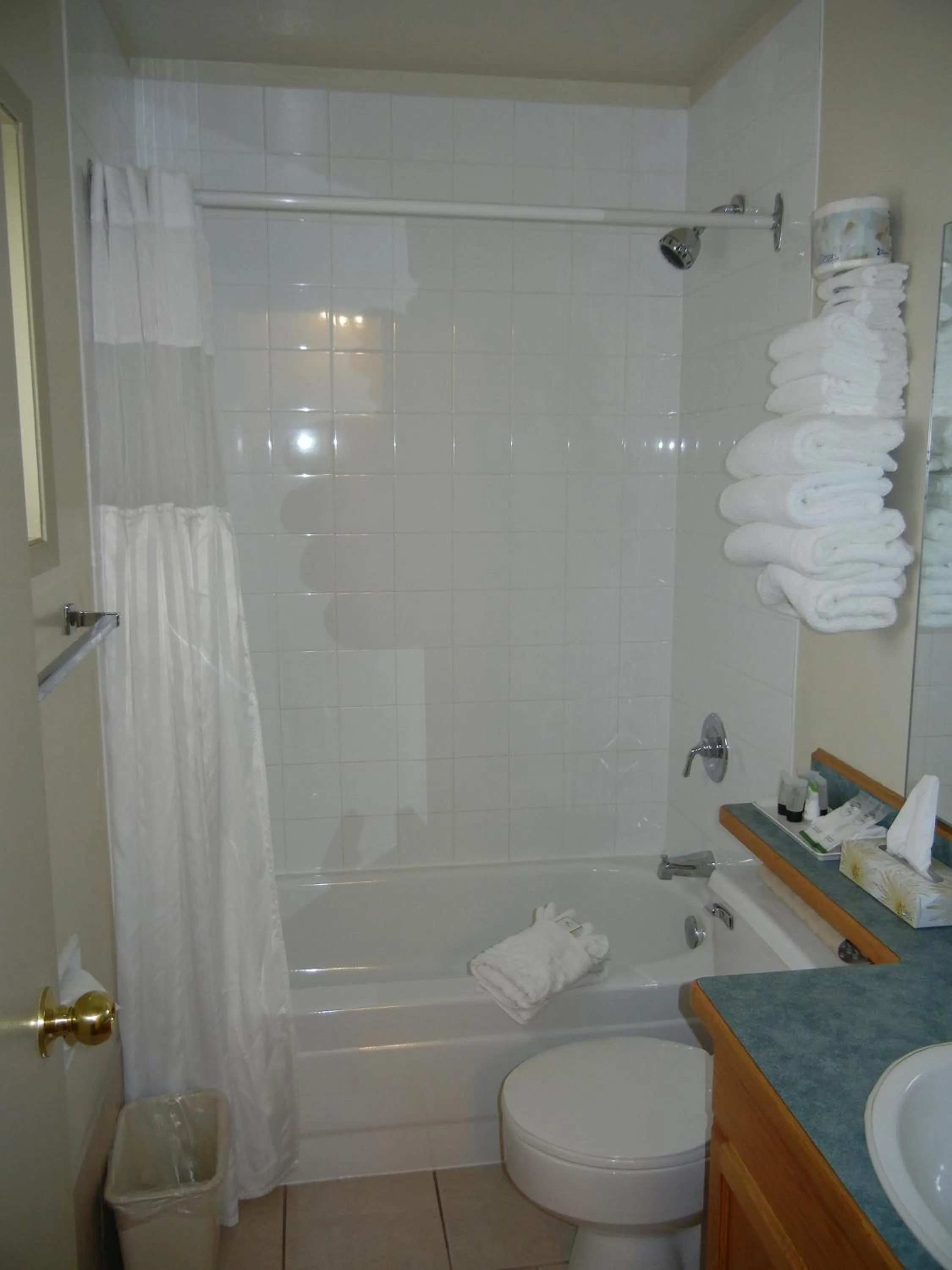 Toilet in SlumberLodge Hotel