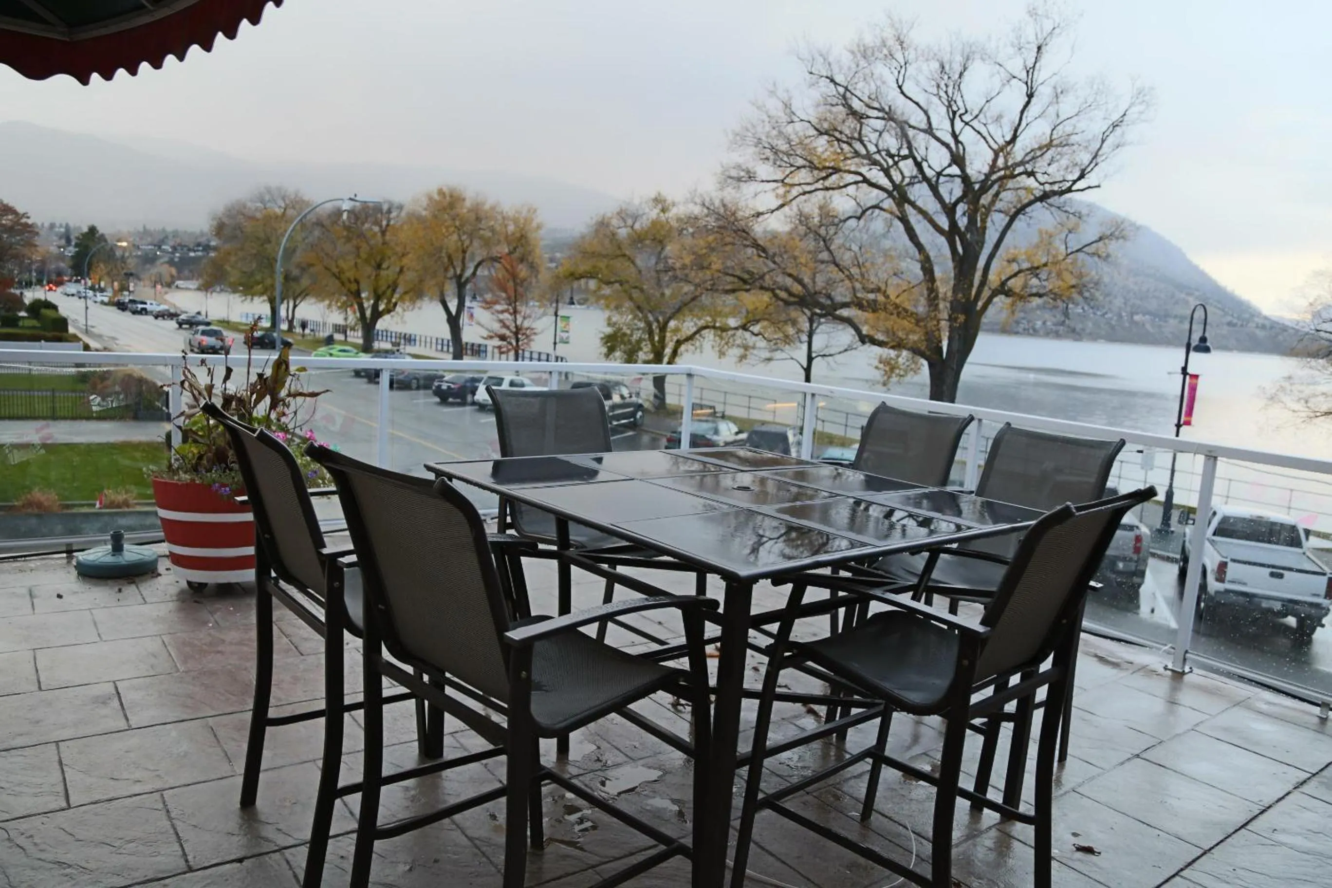 Patio in SlumberLodge Hotel