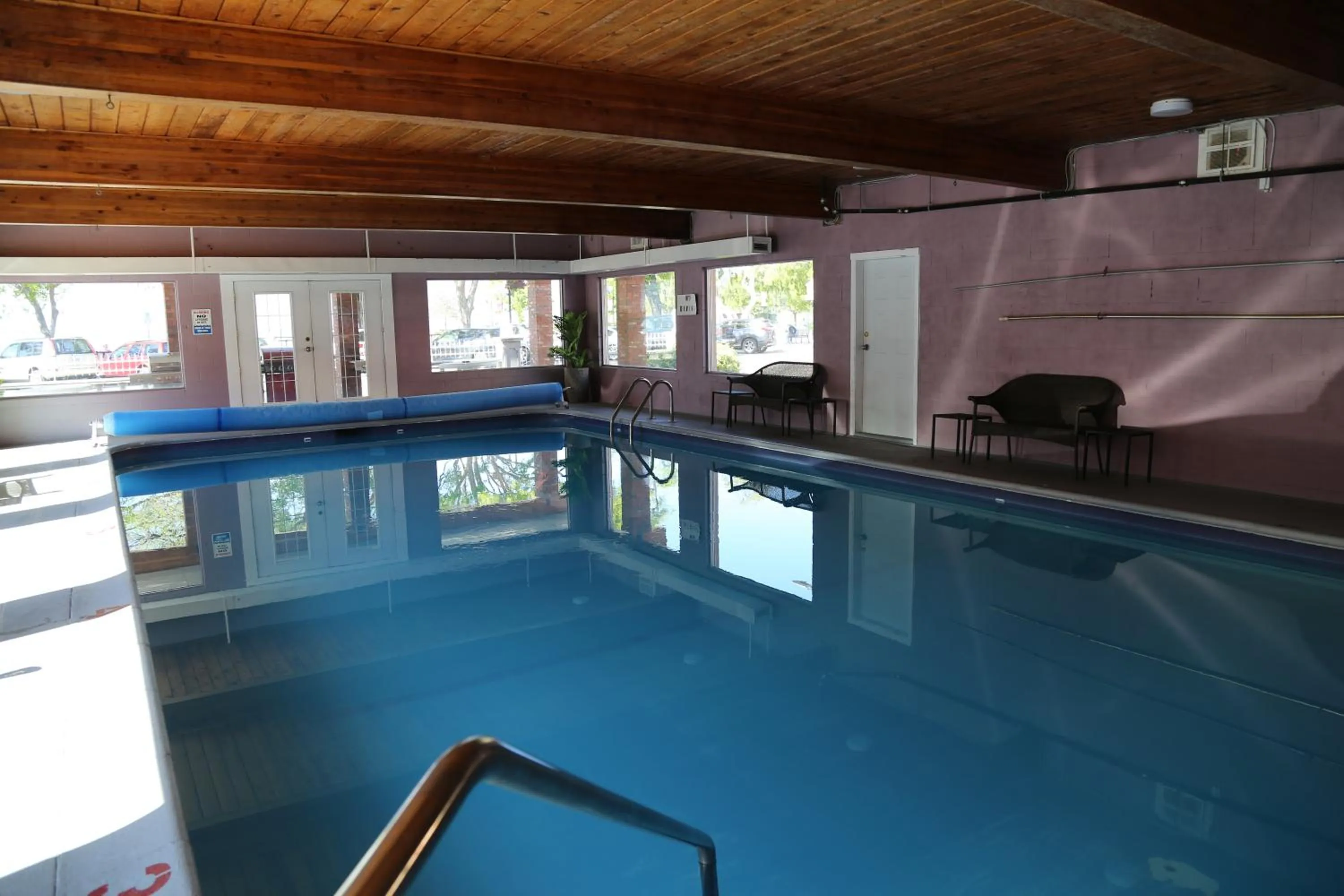 Swimming pool in SlumberLodge Hotel