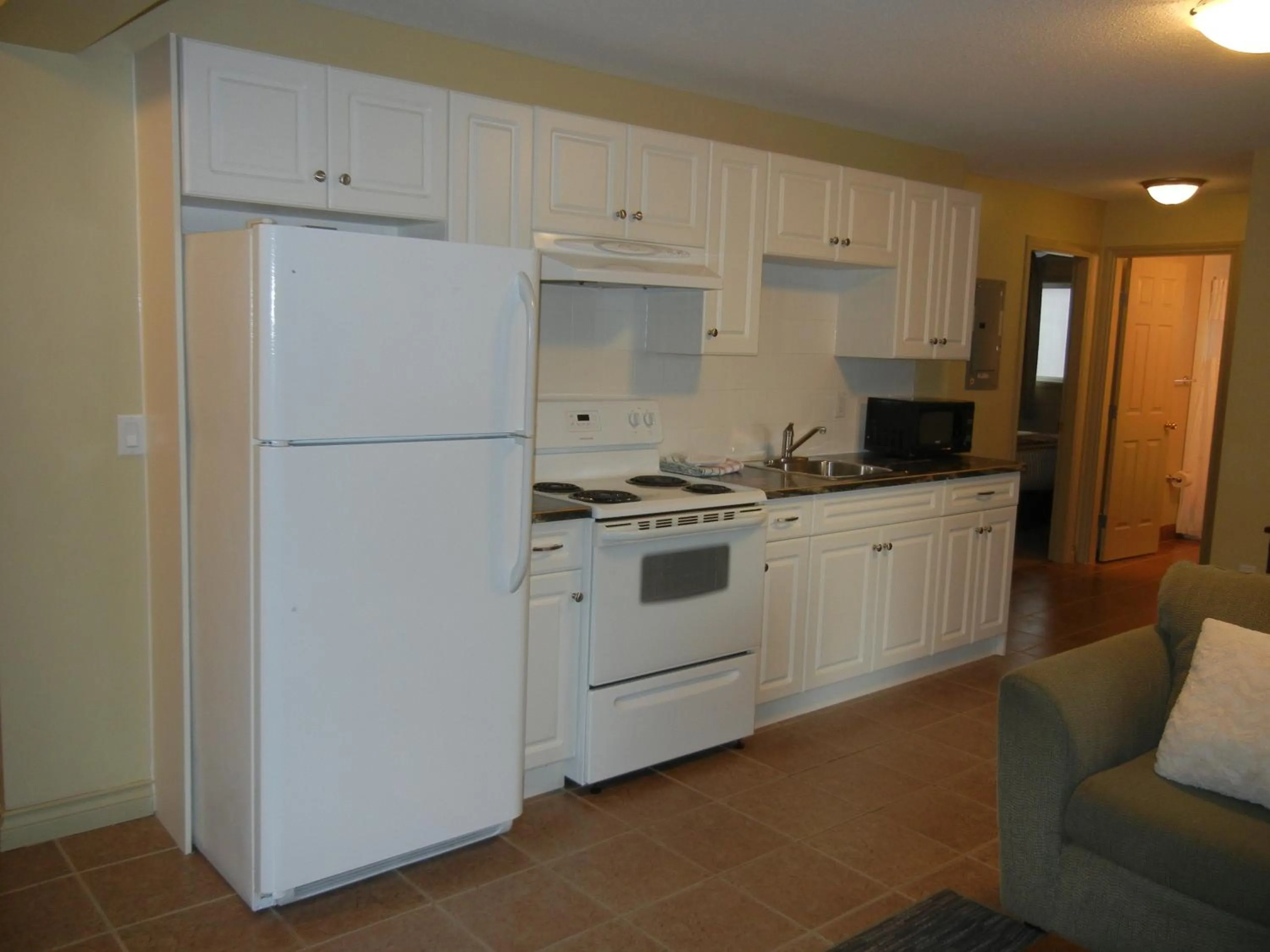 Kitchen or kitchenette in SlumberLodge Hotel