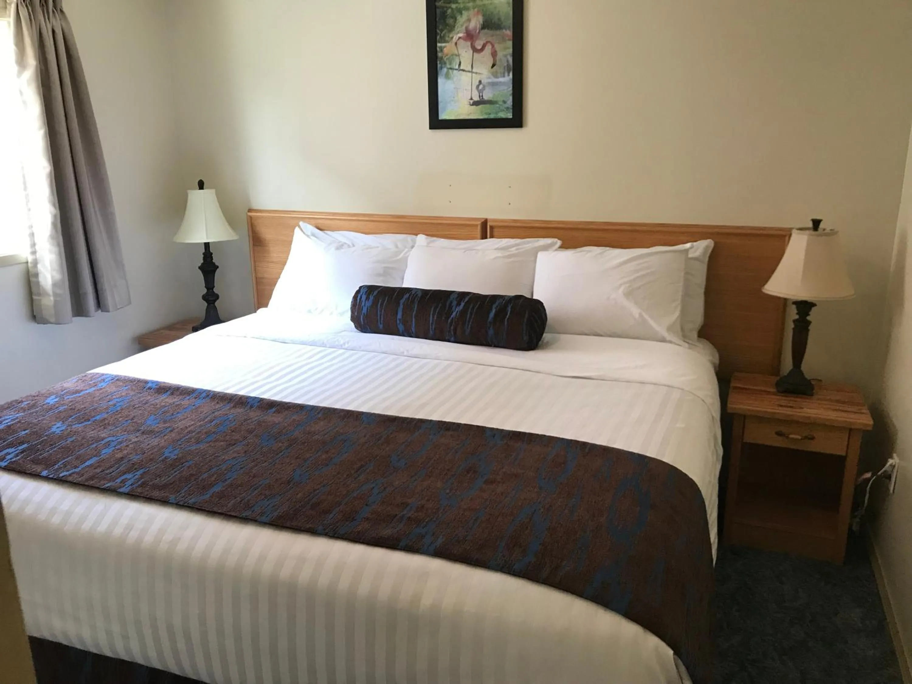 Bedroom, Bed in SlumberLodge Hotel