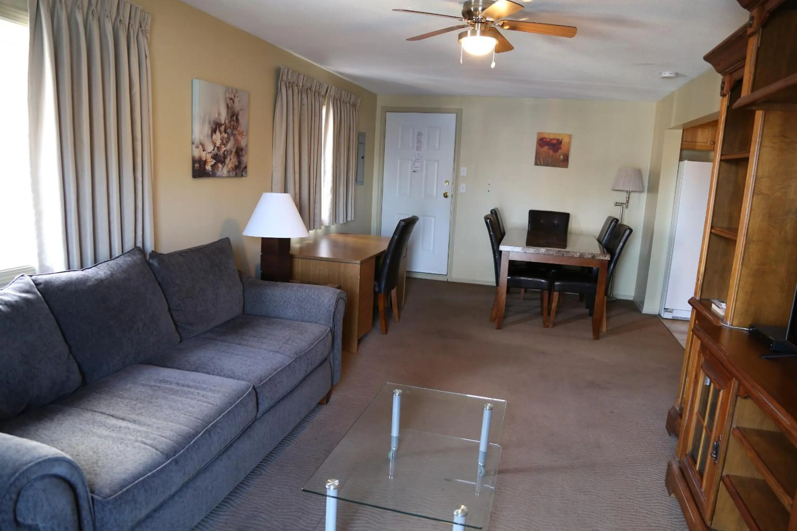 Living room in SlumberLodge Hotel