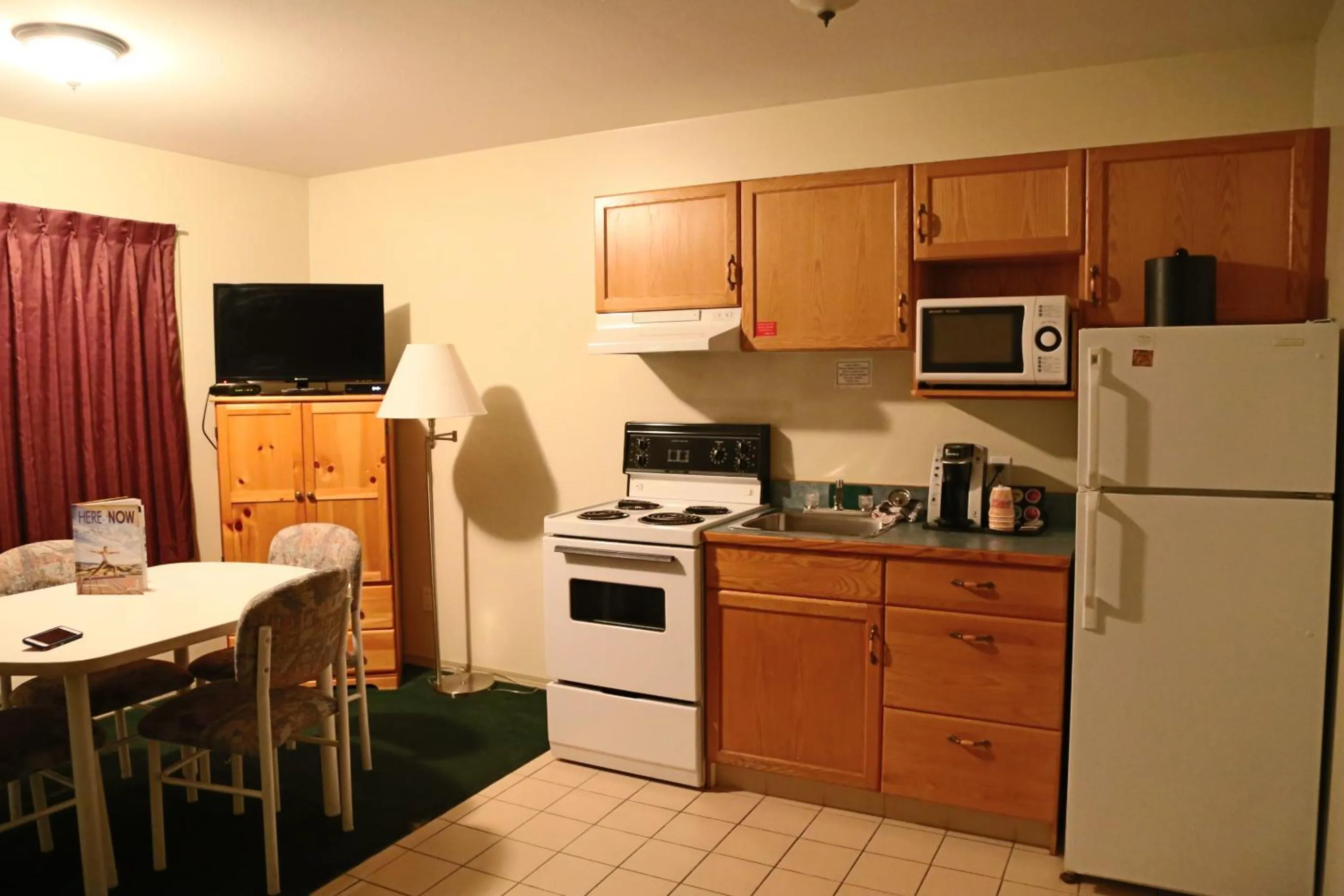 Kitchen or kitchenette in SlumberLodge Hotel